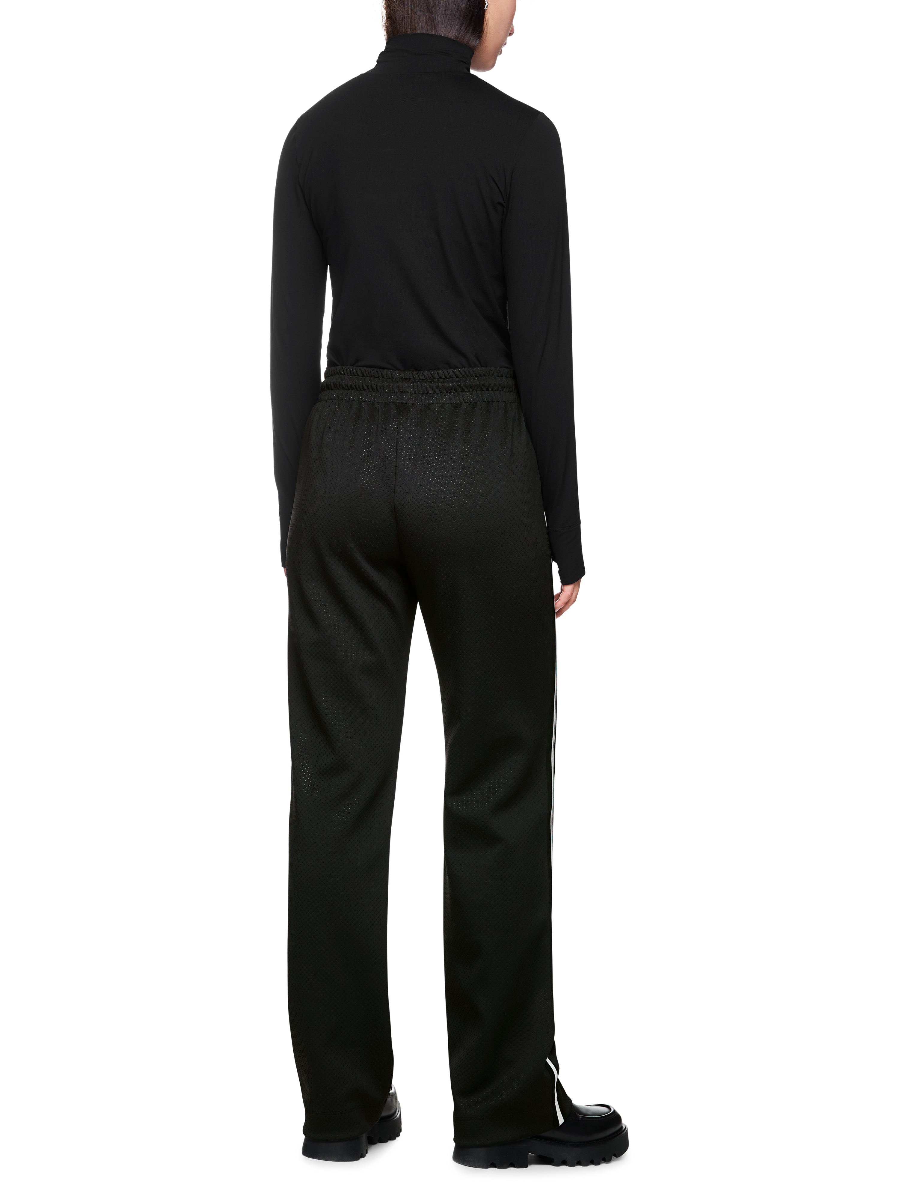 מכנסי ריצה עם גומי במותניים וכיסים צדדייםהרכב: 82% פוליאסטר, 18% אלסטןהדוגמנית בגובה 1.79 ולובשת מידה 3 של מארק קיין