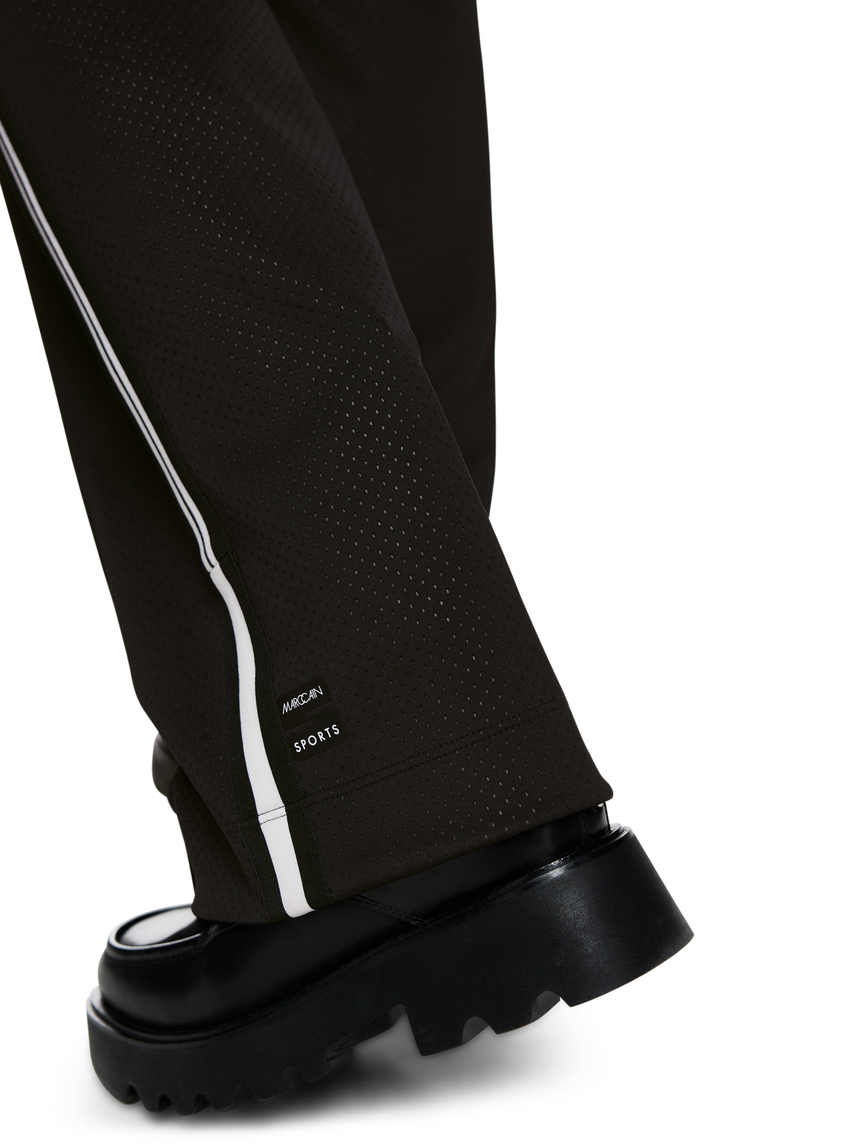 מכנסי ריצה עם גומי במותניים וכיסים צדדייםהרכב: 82% פוליאסטר, 18% אלסטןהדוגמנית בגובה 1.79 ולובשת מידה 3 של מארק קיין