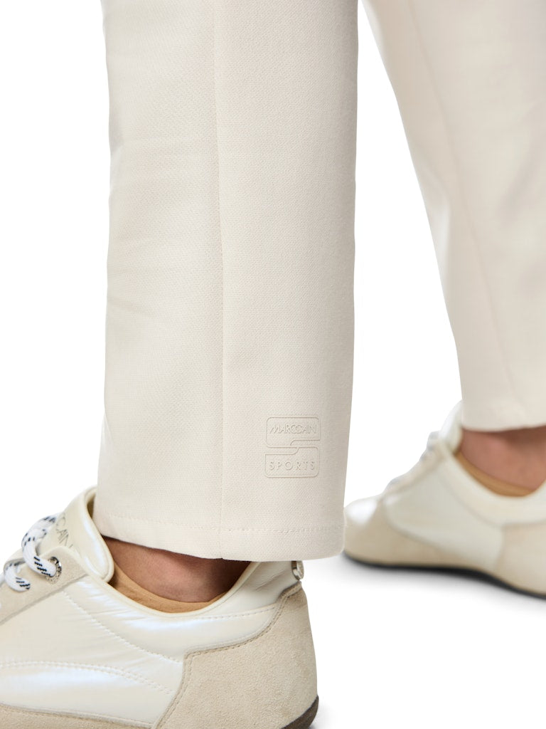 מכנסיים בגזרת slim fit קלאסית וישרה, מעט צמודה לגוף, עשויים בד רך ואלסטי בשילוב כותנה אורגנית, לנוחות מקסימלית. עם רצועת גומי במותן בהדפס לוגו "SPORT" מנצנץ, כיסים קדמיים וכיסים אחוריים.הרכב: 50% כותנה אורגנית, 47% פוליאסטר ממוחזר, 3% אלסטןהדוגמנית בגובה 1.79 ולובשת מידה 3 של מארק קיין