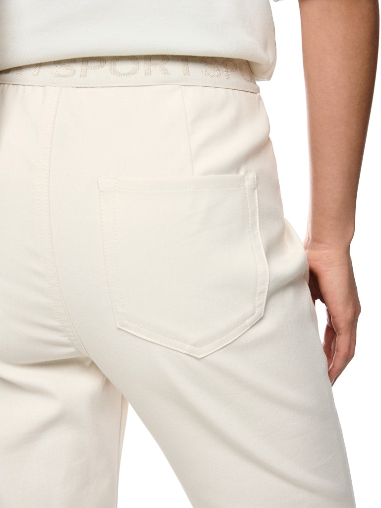 מכנסיים בגזרת slim fit קלאסית וישרה, מעט צמודה לגוף, עשויים בד רך ואלסטי בשילוב כותנה אורגנית, לנוחות מקסימלית. עם רצועת גומי במותן בהדפס לוגו "SPORT" מנצנץ, כיסים קדמיים וכיסים אחוריים.הרכב: 50% כותנה אורגנית, 47% פוליאסטר ממוחזר, 3% אלסטןהדוגמנית בגובה 1.79 ולובשת מידה 3 של מארק קיין