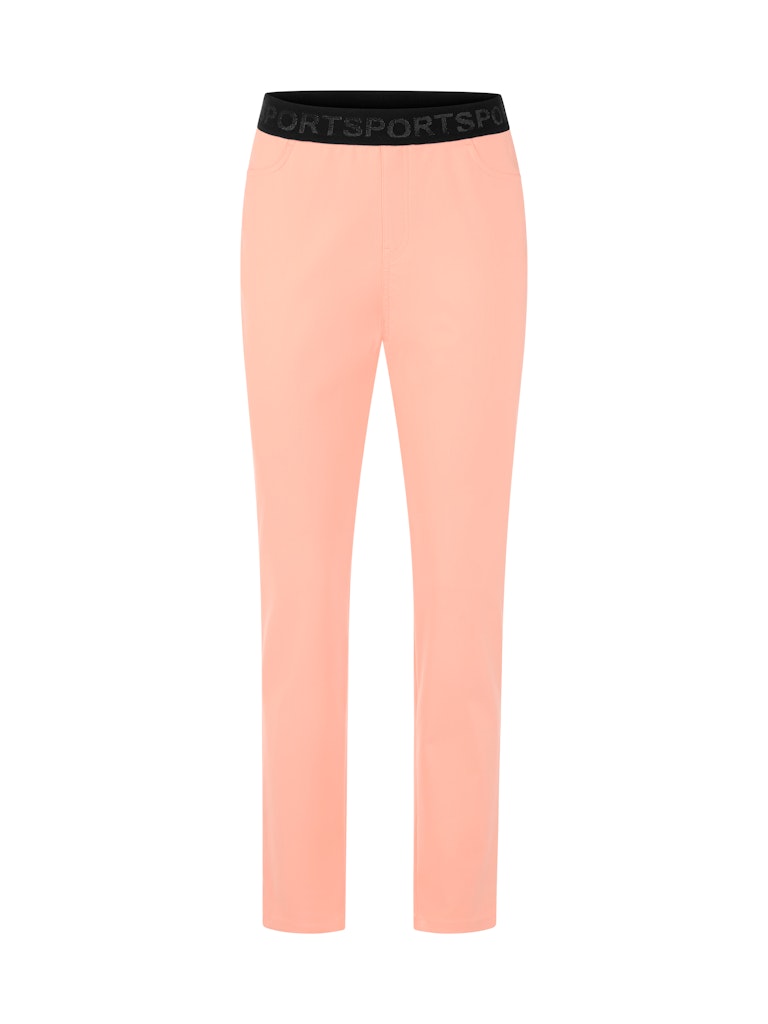 מכנסיים בגזרת slim fit קלאסית וישרה, מעט צמודה לגוף, עשויים בד רך ואלסטי בשילוב כותנה אורגנית, לנוחות מקסימלית. עם רצועת גומי במותן בהדפס לוגו "SPORT" מנצנץ, כיסים קדמיים וכיסים אחוריים.הרכב: 50% כותנה אורגנית, 47% פוליאסטר ממוחזר, 3% אלסטןהדוגמנית בגובה 1.79 ולובשת מידה 3 של מארק קיין