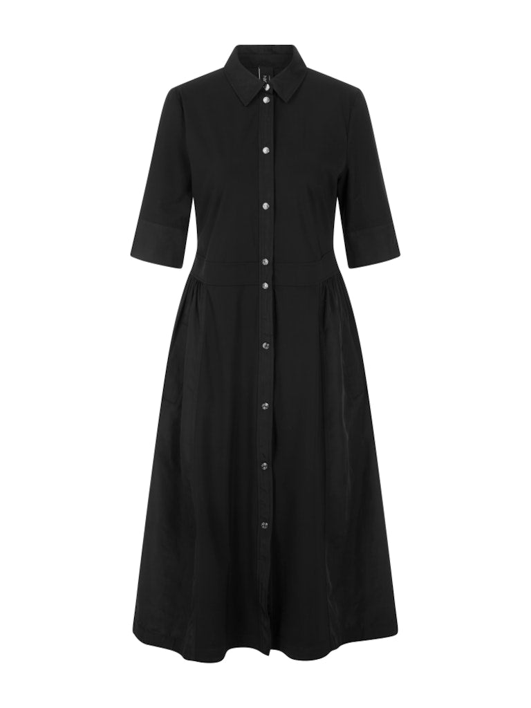 שמלה זו, באורך מידי, מתאפיינת בחצאית רחבה וזורמת ובקו מותן מחמיא. הבד הקליל והאלסטי מבטיח נוחות מרבית והתאמה אופטימלית לגוף. כיסי צד פרקטיים משלימים את העיצוב והופכים את השמלה לאידיאלית ליומיום. הרכב: 68% פוליאמיד 32% אלסטן הדוגמנית בגובה 1.79 ולובשת מידה 3