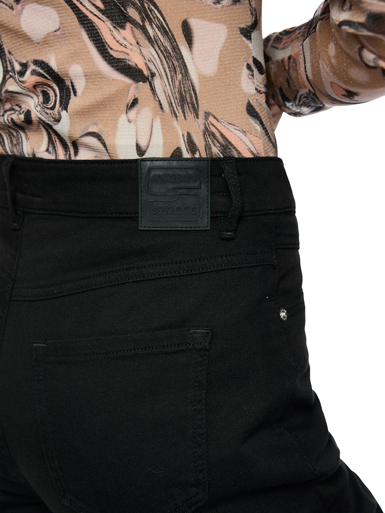 מכנסי ג'ינס בגזרת Straight Leg, נשית ונוחה. רגל ישרה באורך מלא, וגובה מותן סטנדרטי, עם עיטור אבני חן מנצנצות על הכיס האחורי.המכנסיים עשויים בד דנים רך ואלסטי, עם שני כיסים קדמיים, שני כיסים אחוריים, לולאות לחגורה, וסגירה באמצעות רוכסן וכפתור.הרכב: 98% כותנה, 2% אלסטןהדוגמנית בגובה 1.79 ולובשת מידה 3 של מארק קיין