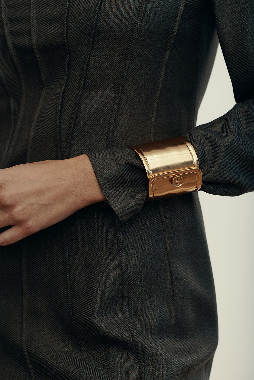 צמיד חפתים מקולקציית MOSCHINO RUNWAYהרכב: 100% סגסוגת מתכות  