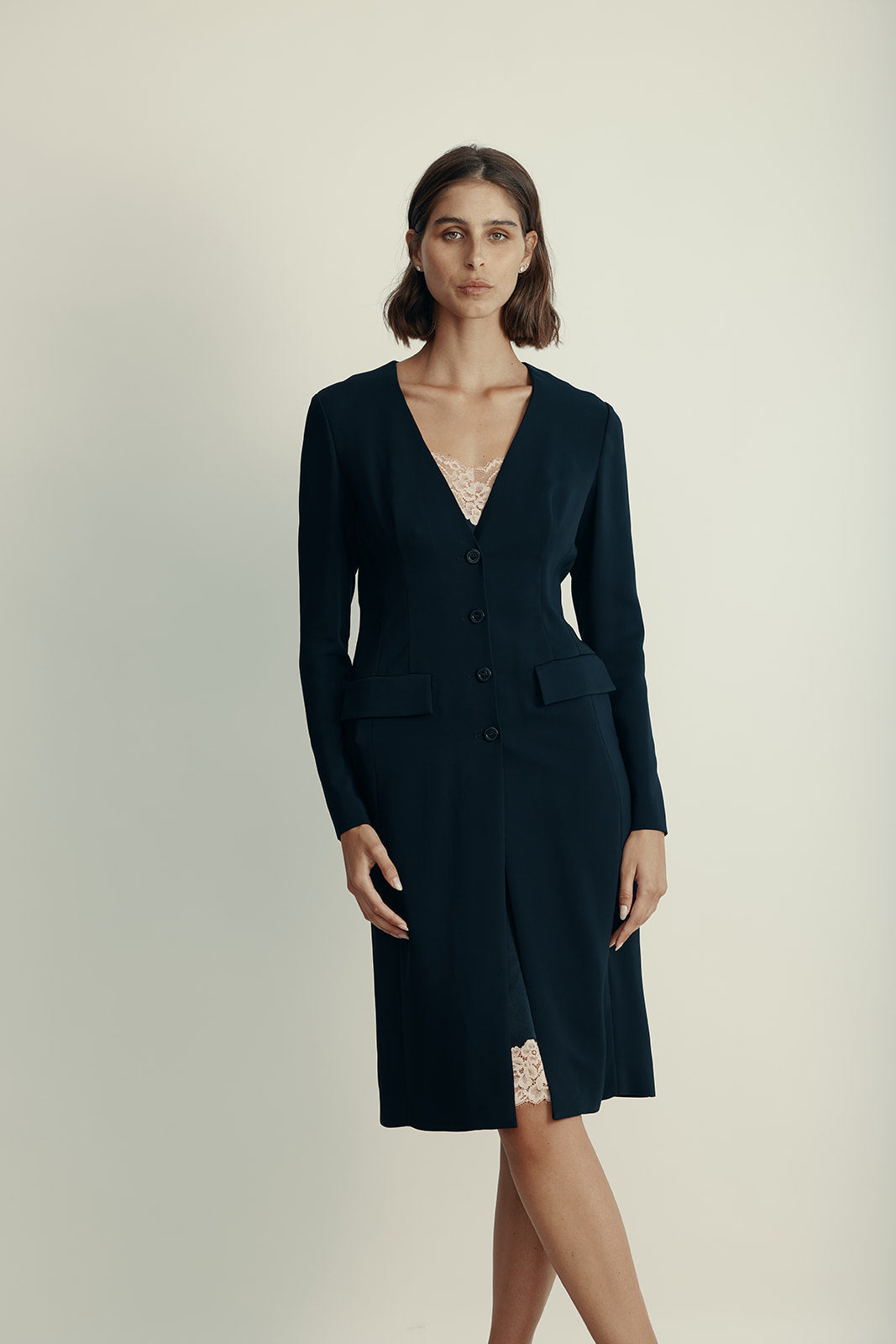 שמלה מכופתרת בשילוב קומבינזון הרכב: 96% ויסקוזה, 4% אלסטןהדוגמנית בגובה 1.80 ולובשת מידה 42 איטלקית