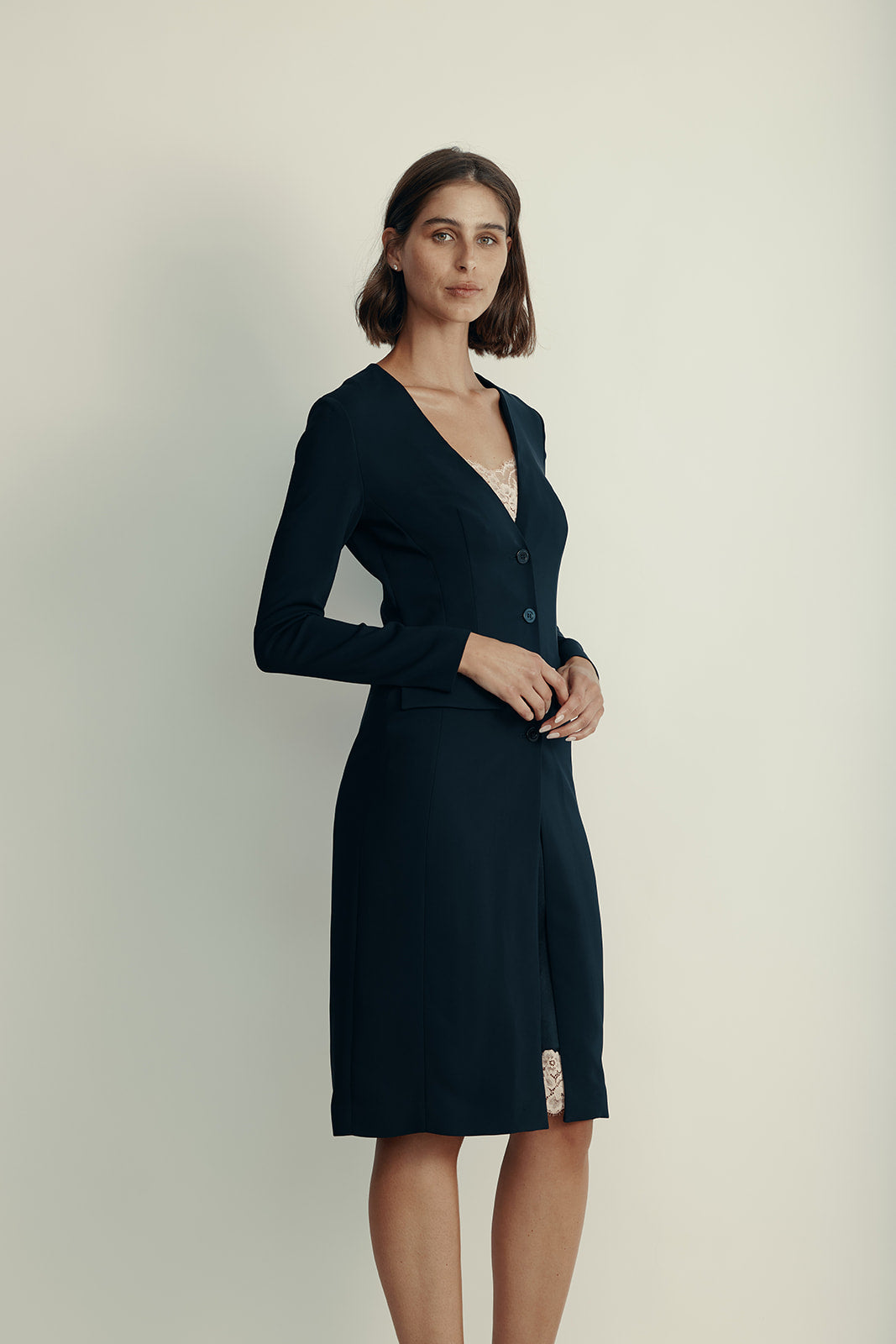 שמלה מכופתרת בשילוב קומבינזון הרכב: 96% ויסקוזה, 4% אלסטןהדוגמנית בגובה 1.80 ולובשת מידה 42 איטלקית