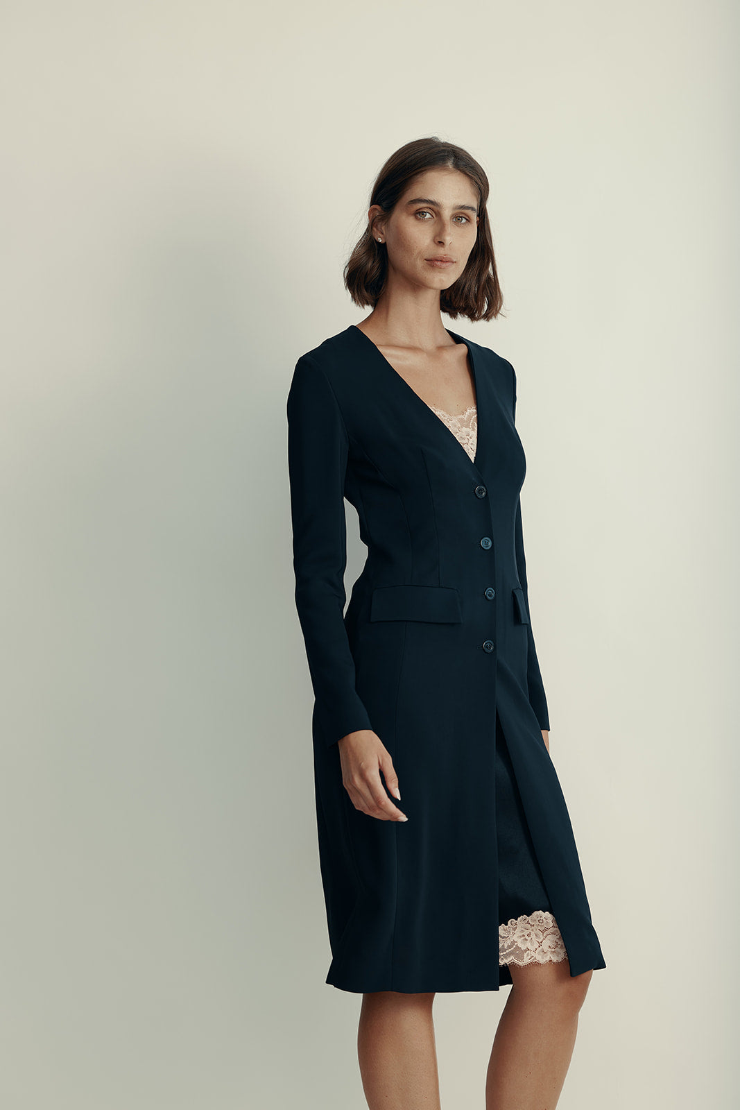 שמלה מכופתרת בשילוב קומבינזון הרכב: 96% ויסקוזה, 4% אלסטןהדוגמנית בגובה 1.80 ולובשת מידה 42 איטלקית