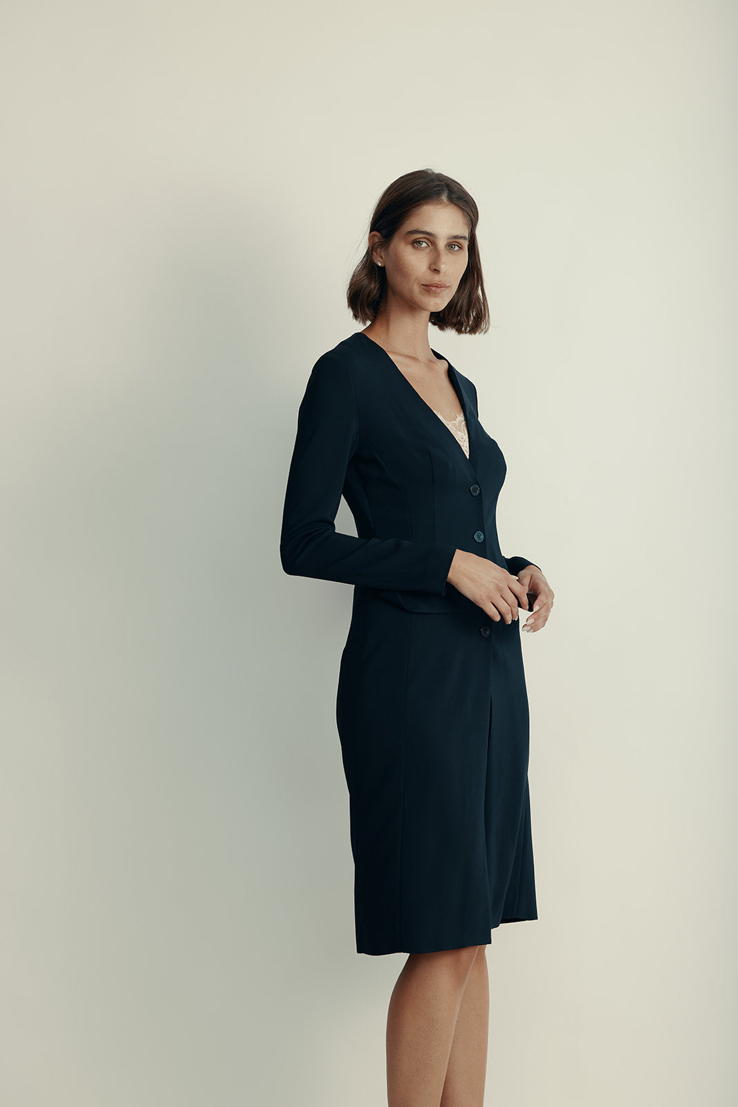 שמלה מכופתרת בשילוב קומבינזון הרכב: 96% ויסקוזה, 4% אלסטןהדוגמנית בגובה 1.80 ולובשת מידה 42 איטלקית