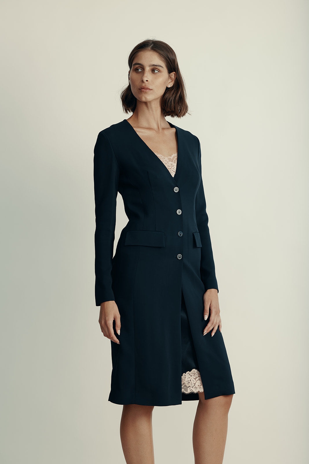 שמלה מכופתרת בשילוב קומבינזון הרכב: 96% ויסקוזה, 4% אלסטןהדוגמנית בגובה 1.80 ולובשת מידה 42 איטלקית