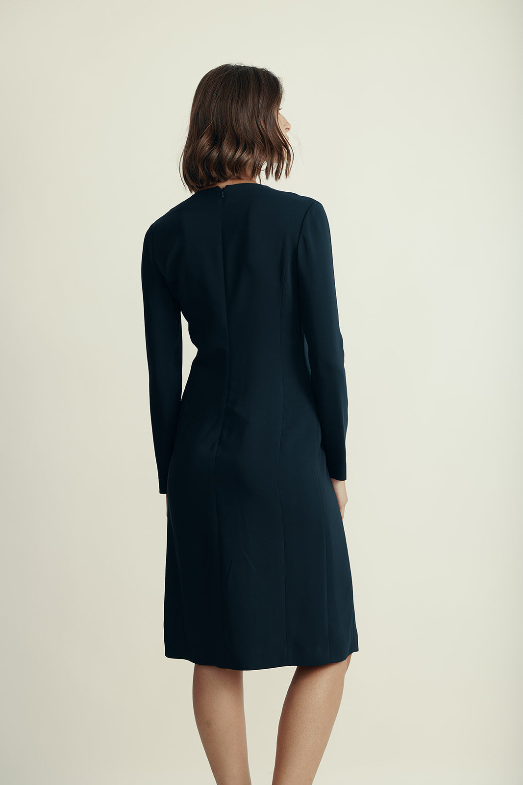 שמלה מכופתרת בשילוב קומבינזון הרכב: 96% ויסקוזה, 4% אלסטןהדוגמנית בגובה 1.80 ולובשת מידה 42 איטלקית