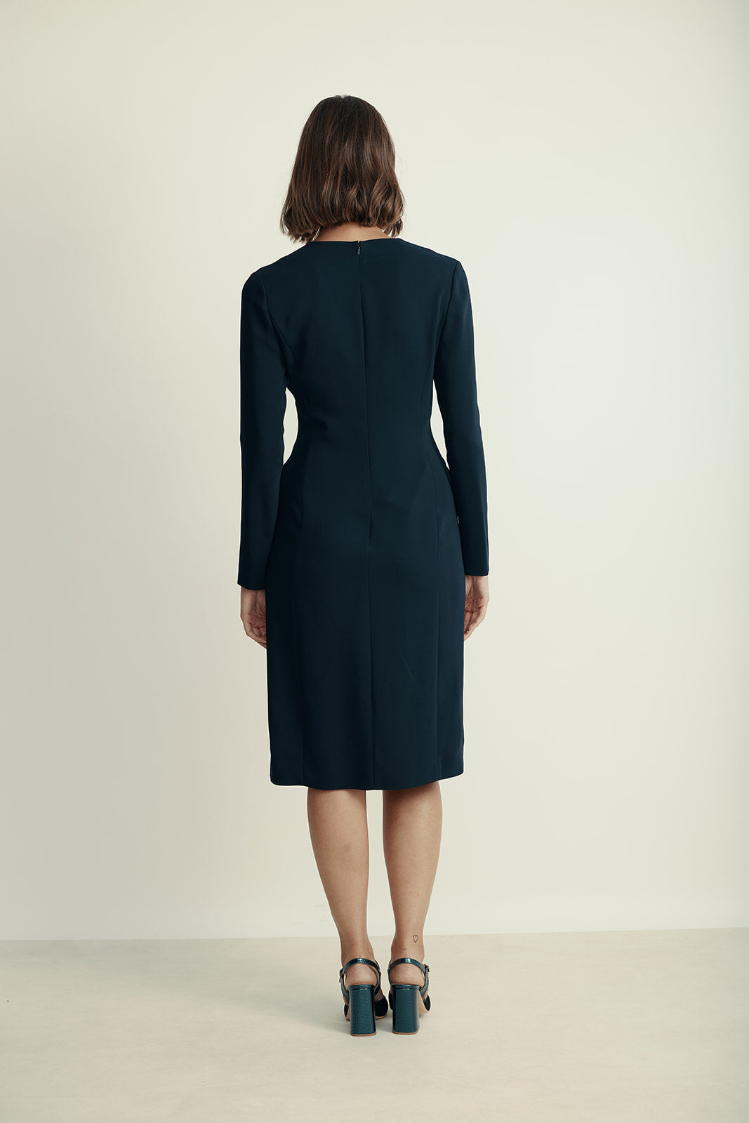 שמלה מכופתרת בשילוב קומבינזון הרכב: 96% ויסקוזה, 4% אלסטןהדוגמנית בגובה 1.80 ולובשת מידה 42 איטלקית