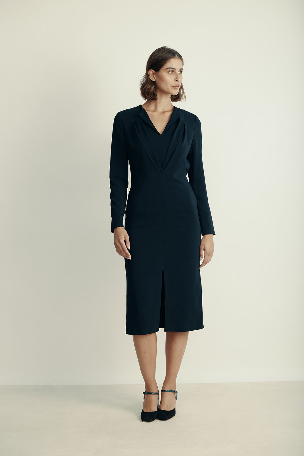 שמלת ערב באורך מידי עם שסע קדמיהרכב: 96% ויסקוזה, 4% אלסטןהדוגמנית בגובה 1.80 ולובשת מידה 42 איטלקית