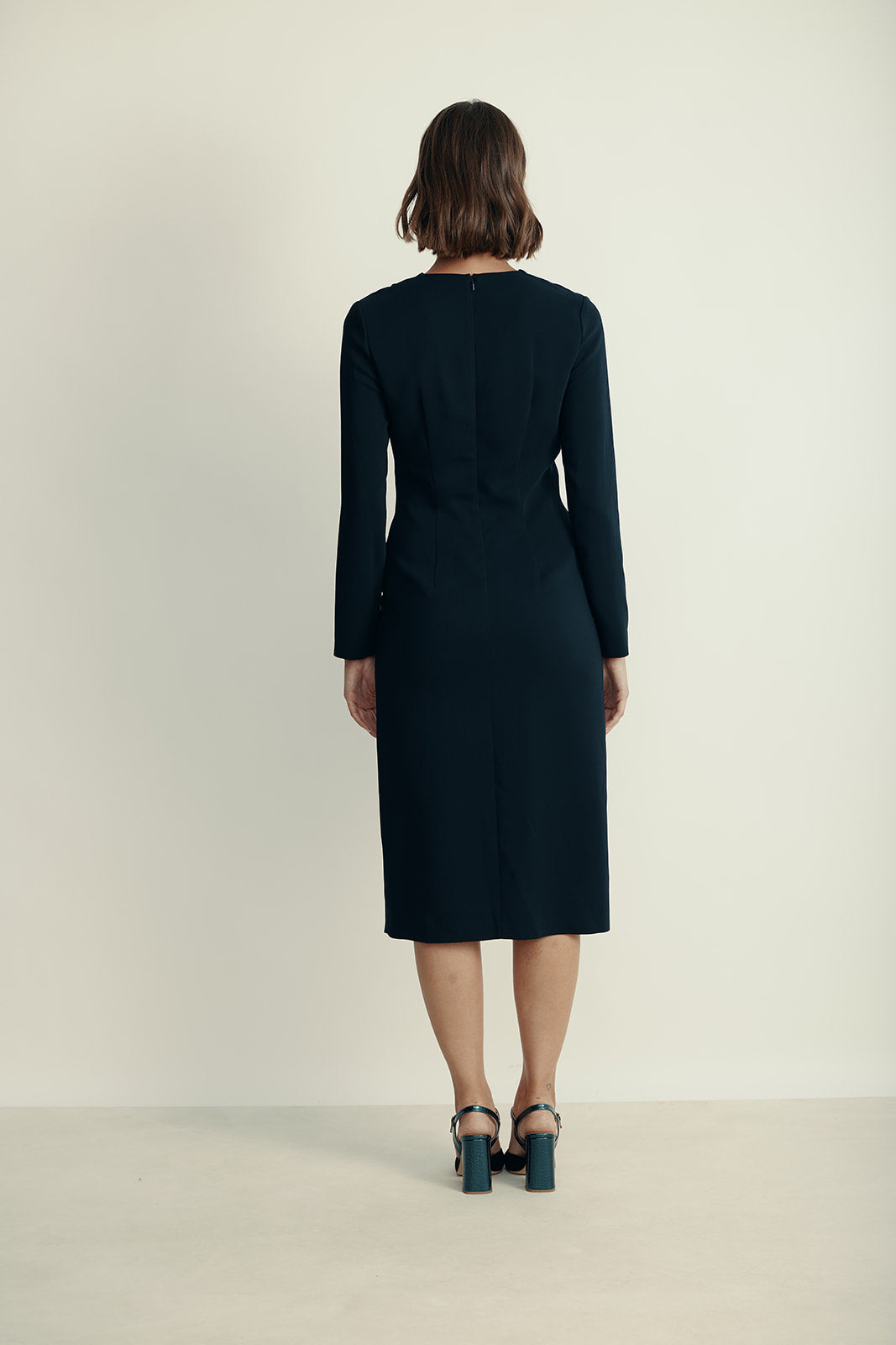 שמלת ערב באורך מידי עם שסע קדמיהרכב: 96% ויסקוזה, 4% אלסטןהדוגמנית בגובה 1.80 ולובשת מידה 42 איטלקית