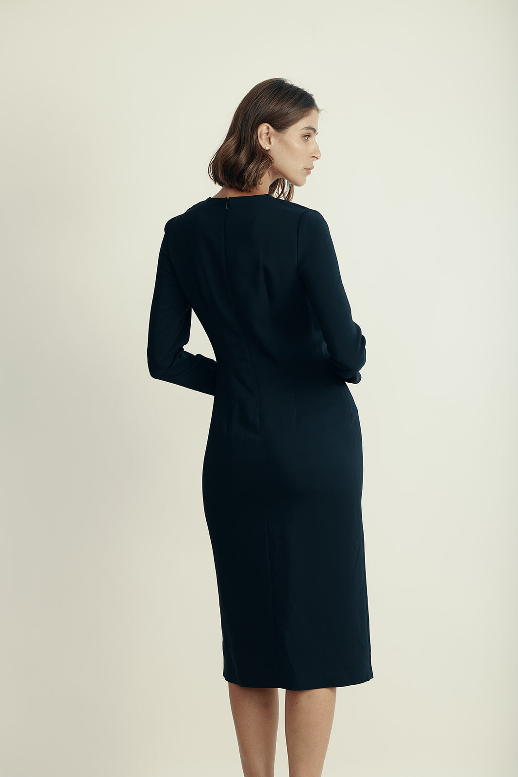 שמלת ערב באורך מידי עם שסע קדמיהרכב: 96% ויסקוזה, 4% אלסטןהדוגמנית בגובה 1.80 ולובשת מידה 42 איטלקית