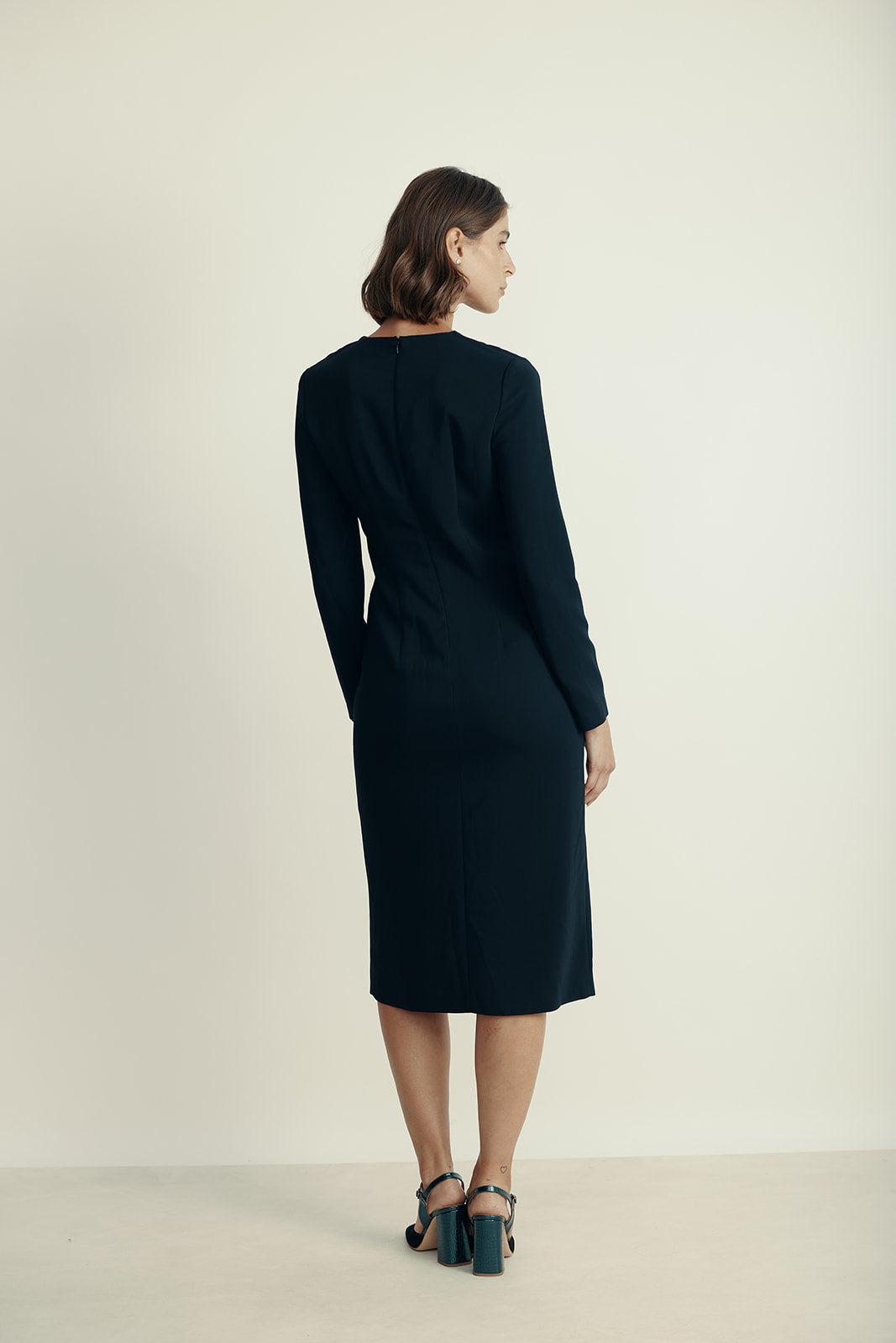 שמלת ערב באורך מידי עם שסע קדמיהרכב: 96% ויסקוזה, 4% אלסטןהדוגמנית בגובה 1.80 ולובשת מידה 42 איטלקית