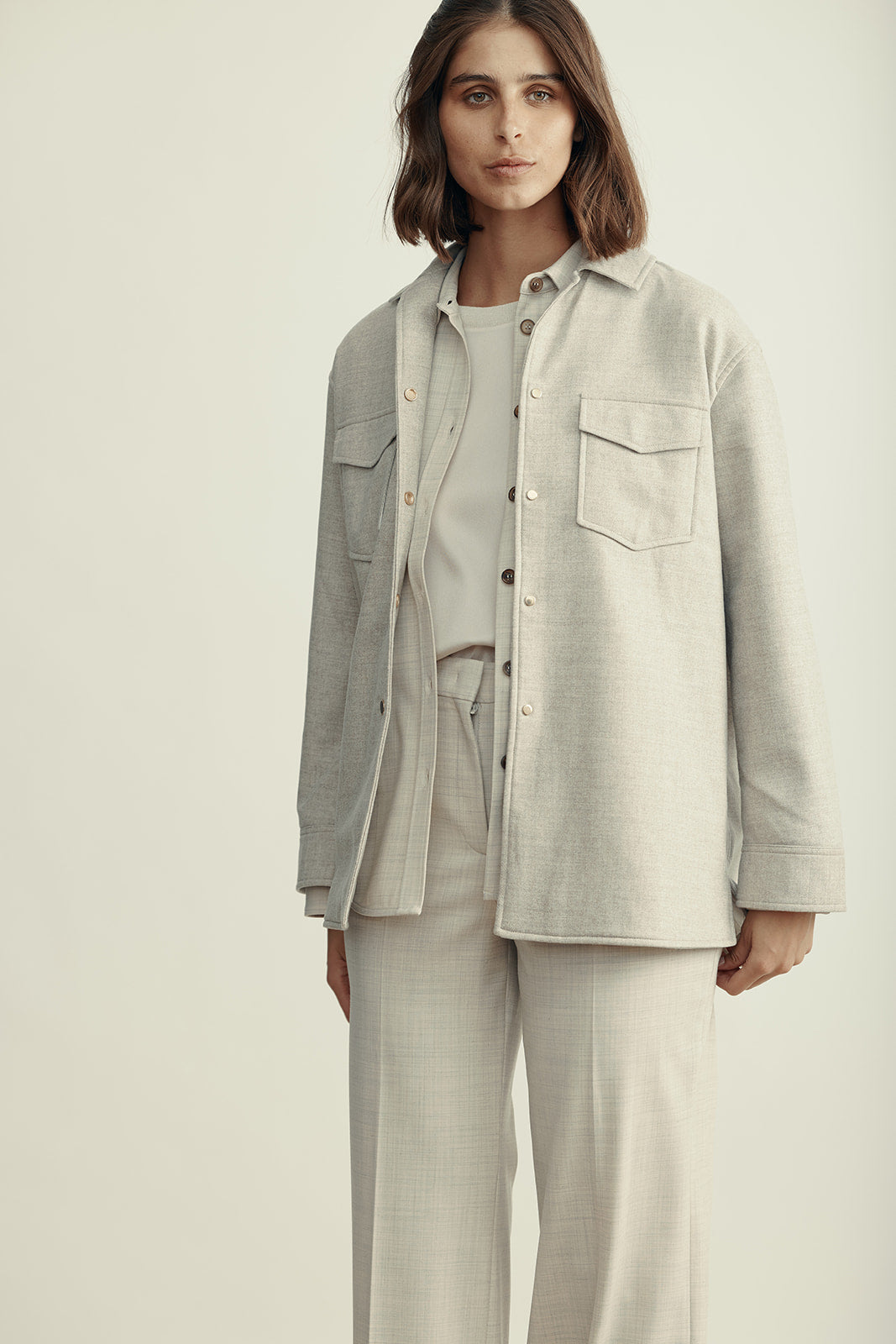 ז'קט מבד כפול במראה מחוייט עם סגירת כפתוריםהרכב: 98% צמר וירג'ין, 2% אלסטן; מילוי: 100% פוליאסטרהדוגמנית בגובה 1.80 ולובשת מידה 42 איטלקית