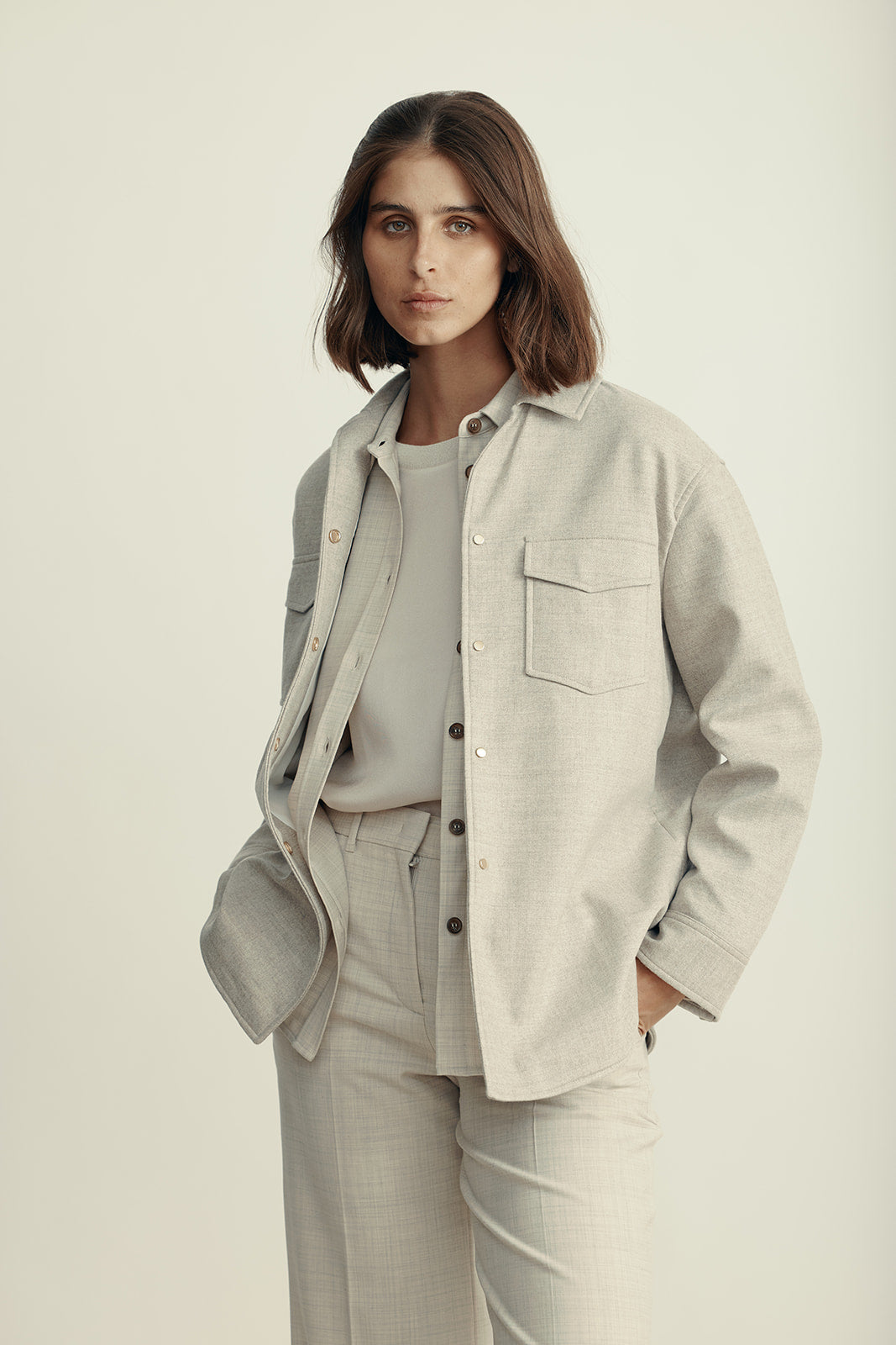 ז'קט מבד כפול במראה מחוייט עם סגירת כפתוריםהרכב: 98% צמר וירג'ין, 2% אלסטן; מילוי: 100% פוליאסטרהדוגמנית בגובה 1.80 ולובשת מידה 42 איטלקית