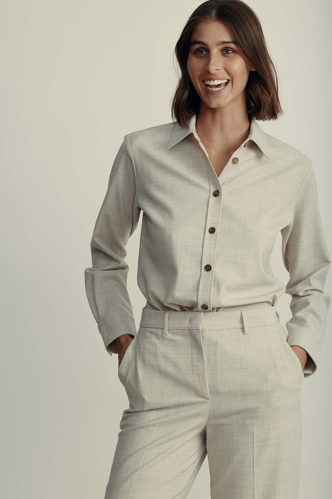 חולצה מכופתרת עם סגירת כפתורים בשרווליםהרכב: 53% פוליאסטר, 43% צמר וירג'ין, 4% אלסטןהדוגמנית בגובה 1.80 ולובשת מידה 42 איטלקית