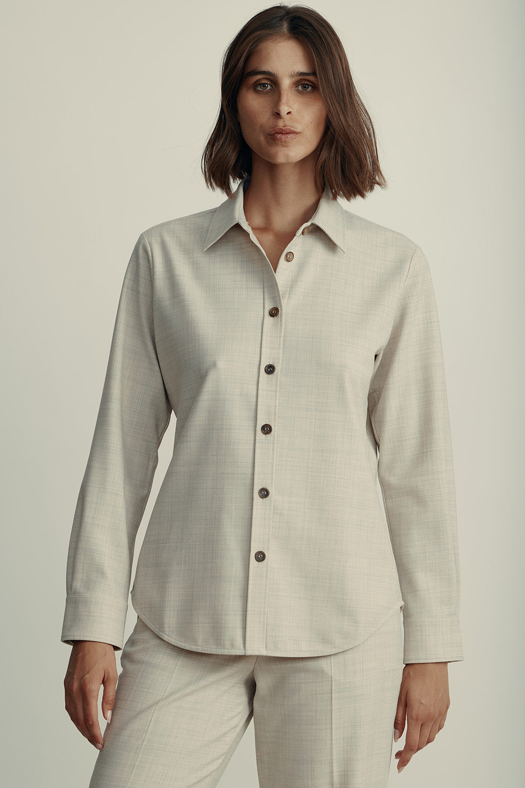 חולצה מכופתרת עם סגירת כפתורים בשרווליםהרכב: 53% פוליאסטר, 43% צמר וירג'ין, 4% אלסטןהדוגמנית בגובה 1.80 ולובשת מידה 42 איטלקית