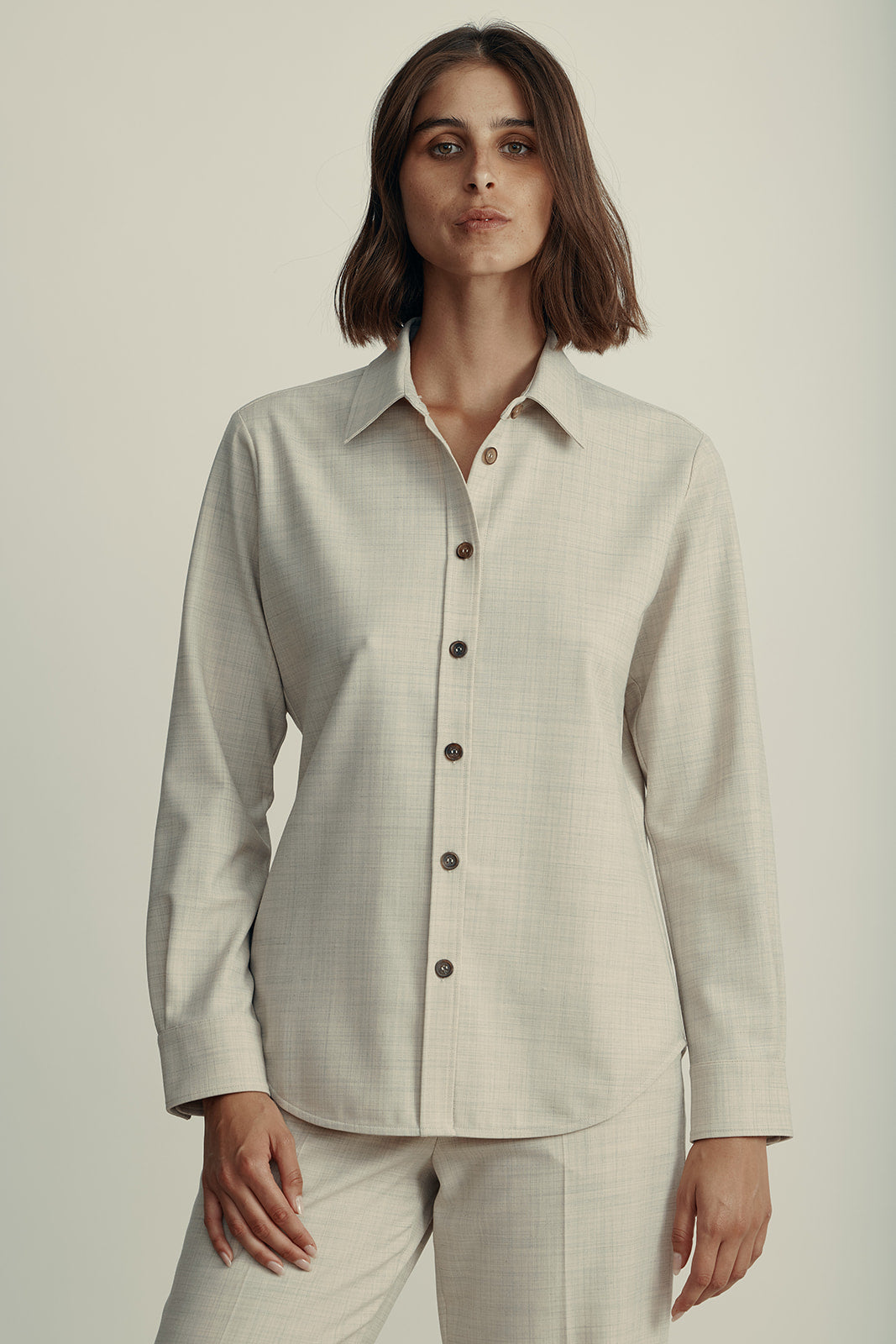 חולצה מכופתרת עם סגירת כפתורים בשרווליםהרכב: 53% פוליאסטר, 43% צמר וירג'ין, 4% אלסטןהדוגמנית בגובה 1.80 ולובשת מידה 42 איטלקית