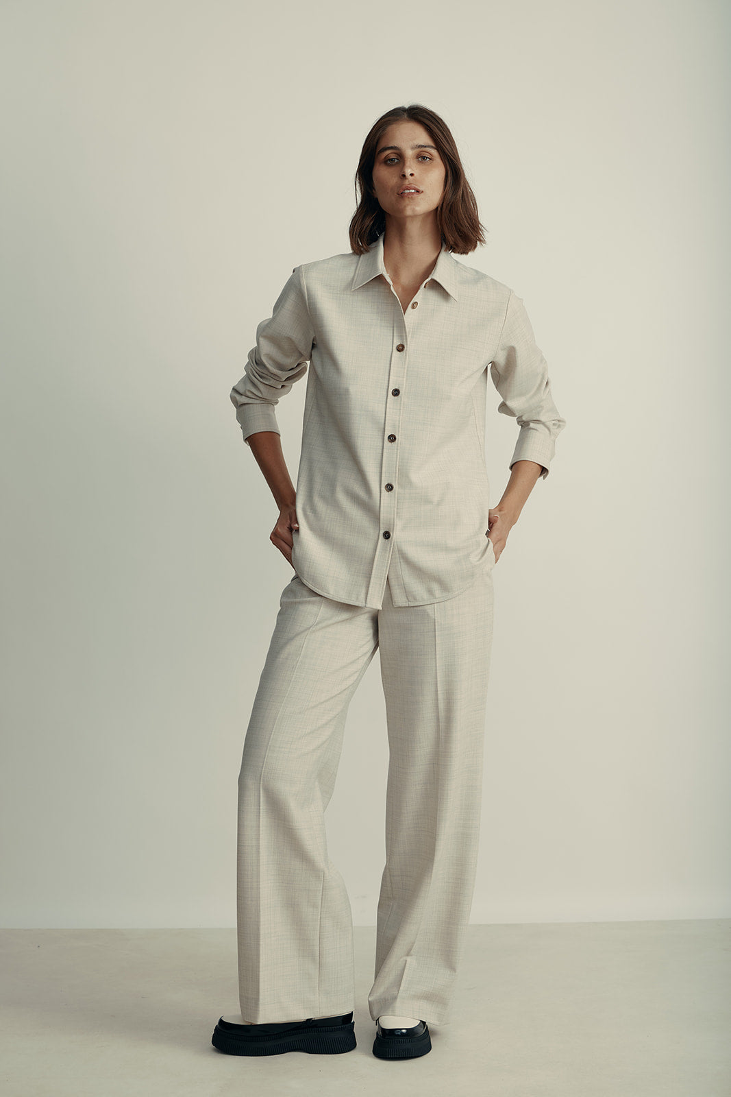 חולצה מכופתרת עם סגירת כפתורים בשרווליםהרכב: 53% פוליאסטר, 43% צמר וירג'ין, 4% אלסטןהדוגמנית בגובה 1.80 ולובשת מידה 42 איטלקית