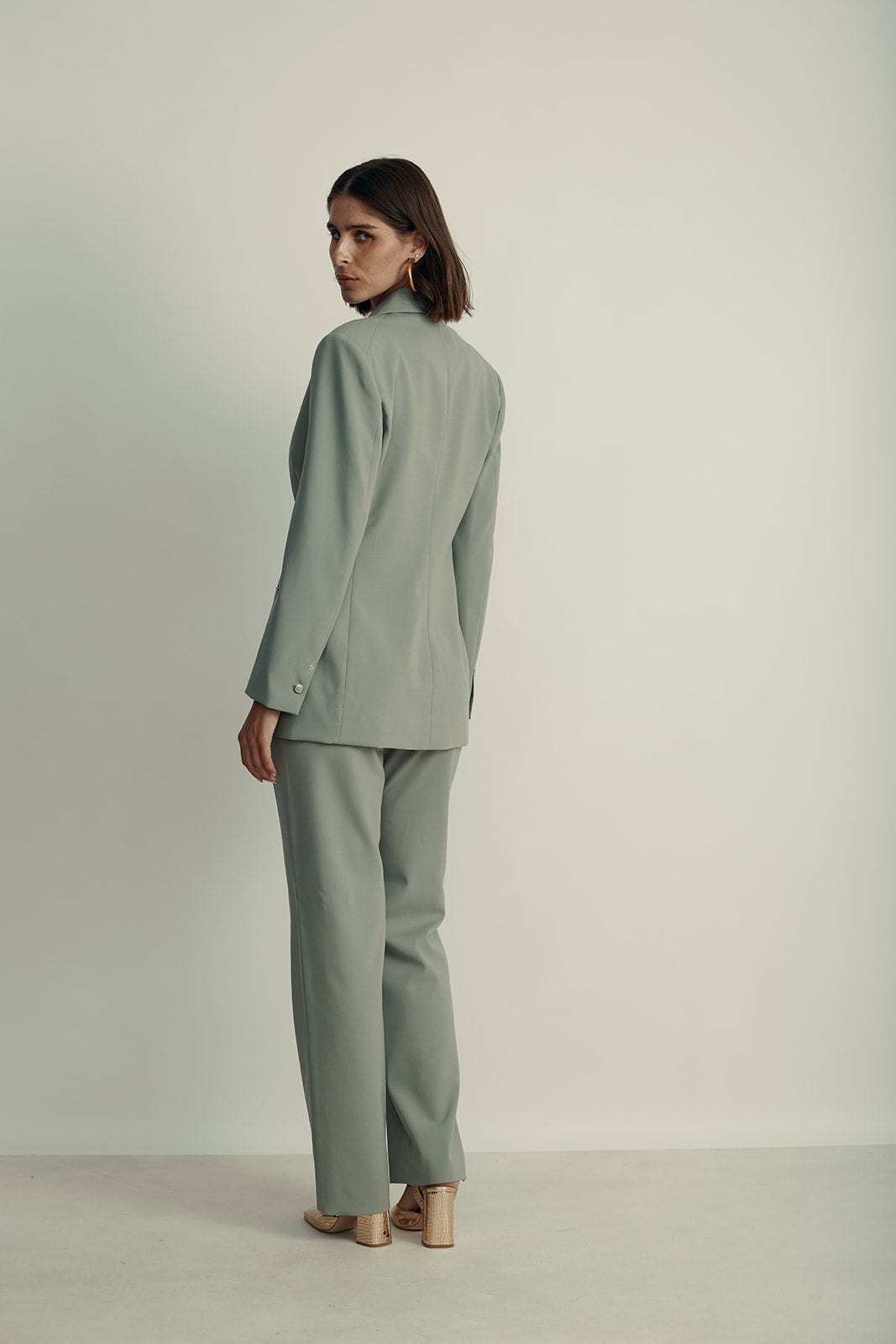 מכנסיים מחוייטים מקולקציית MOSCHINO Jeans עם תפירה מיוחדת בחלק הקידמיהרכב: 55% פוליאסטר, 43% צמר וירג'ין, 2% אלסטיהדוגמנית בגובה 1.80 ולובשת מידה 42 איטלקית