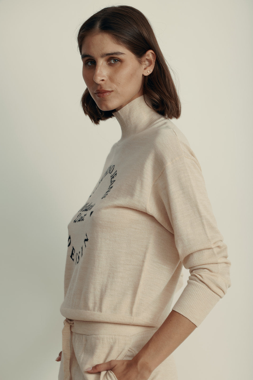 סוודר צמר עם הדפס מונוגרם מקולקציית MOSCHINO Jeansהרכב: 100% צמר וירג'יןהדוגמנית בגובה 1.80 ולובשת מידה S