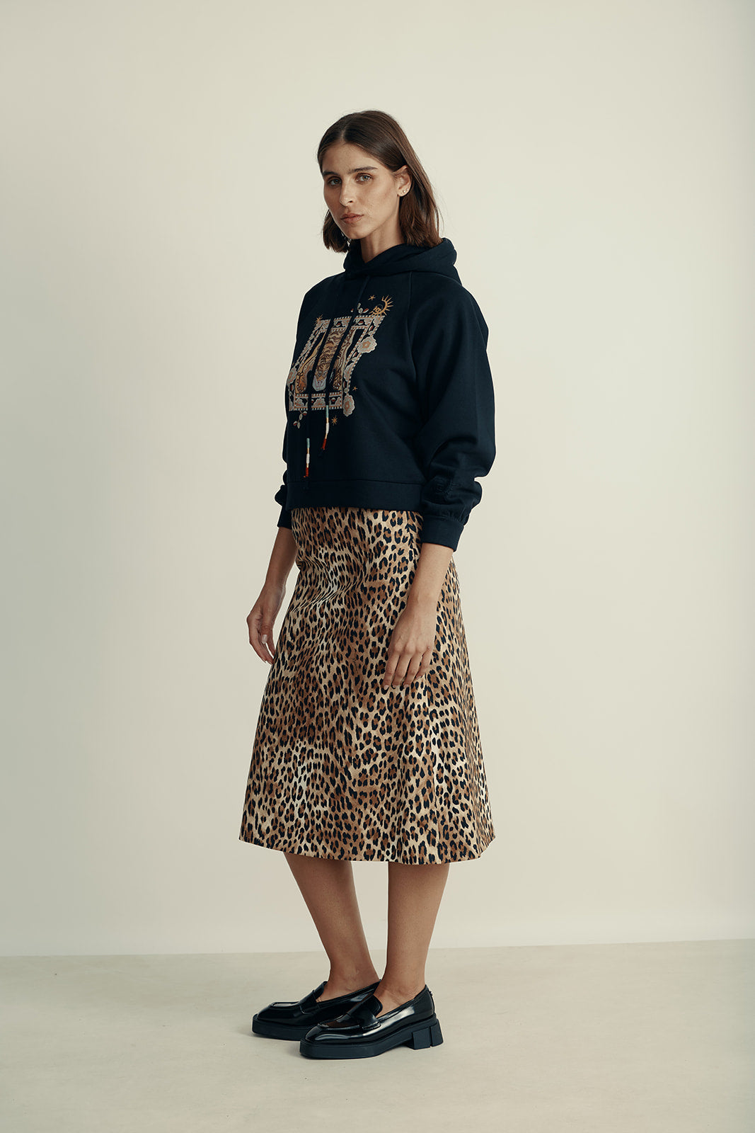 חצאית מידי בגזרת A עם הדפס מנומרהרכב: 936% ויסקוזה, 5% צמר וירג'ין, 25% אלסטןהדוגמנית בגובה 1.80 ולובשת מידה 42 איטלקית 