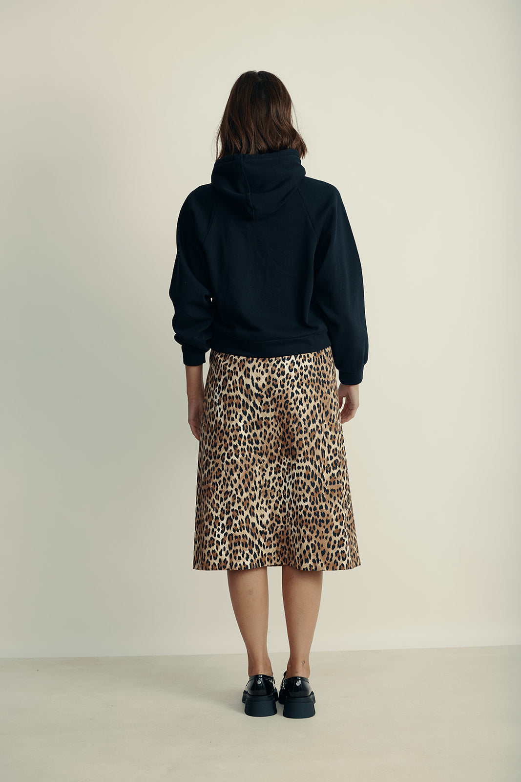 חצאית מידי בגזרת A עם הדפס מנומרהרכב: 936% ויסקוזה, 5% צמר וירג'ין, 25% אלסטןהדוגמנית בגובה 1.80 ולובשת מידה 42 איטלקית 