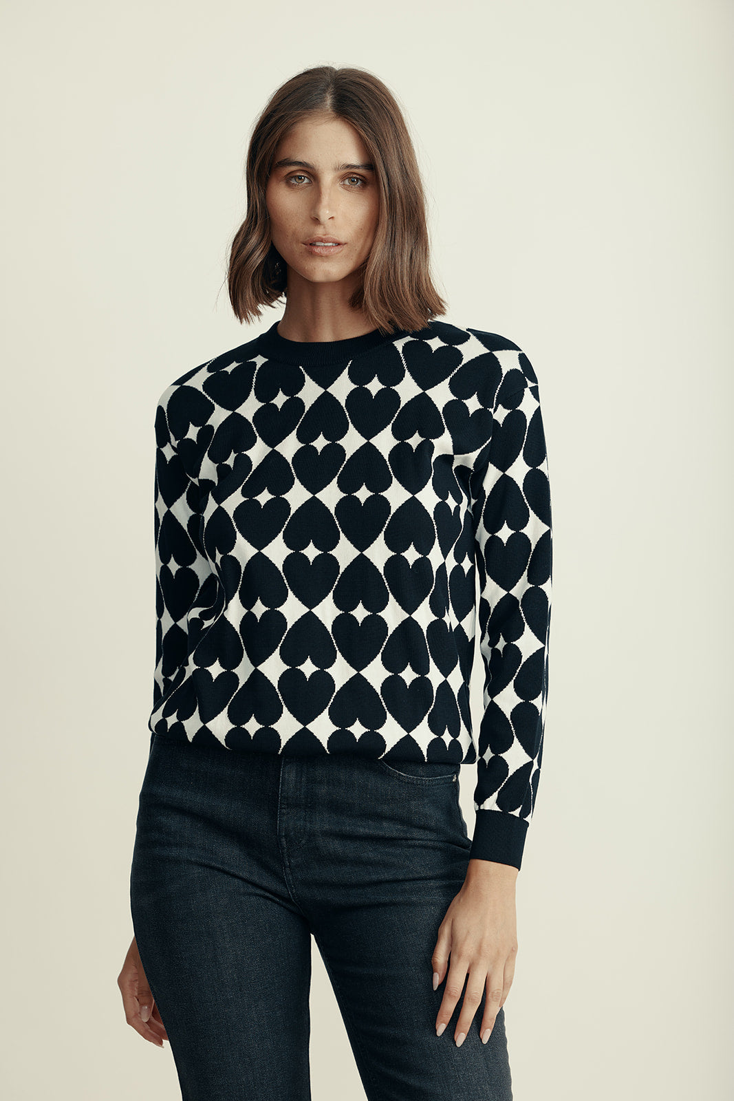 סוודר מקולקציית MOSCHINO Couture עם הדפס לבבותהרכב: 100% כותנההדוגמנית בגובה 1.80 ולובשת מידה 38 איטלקית