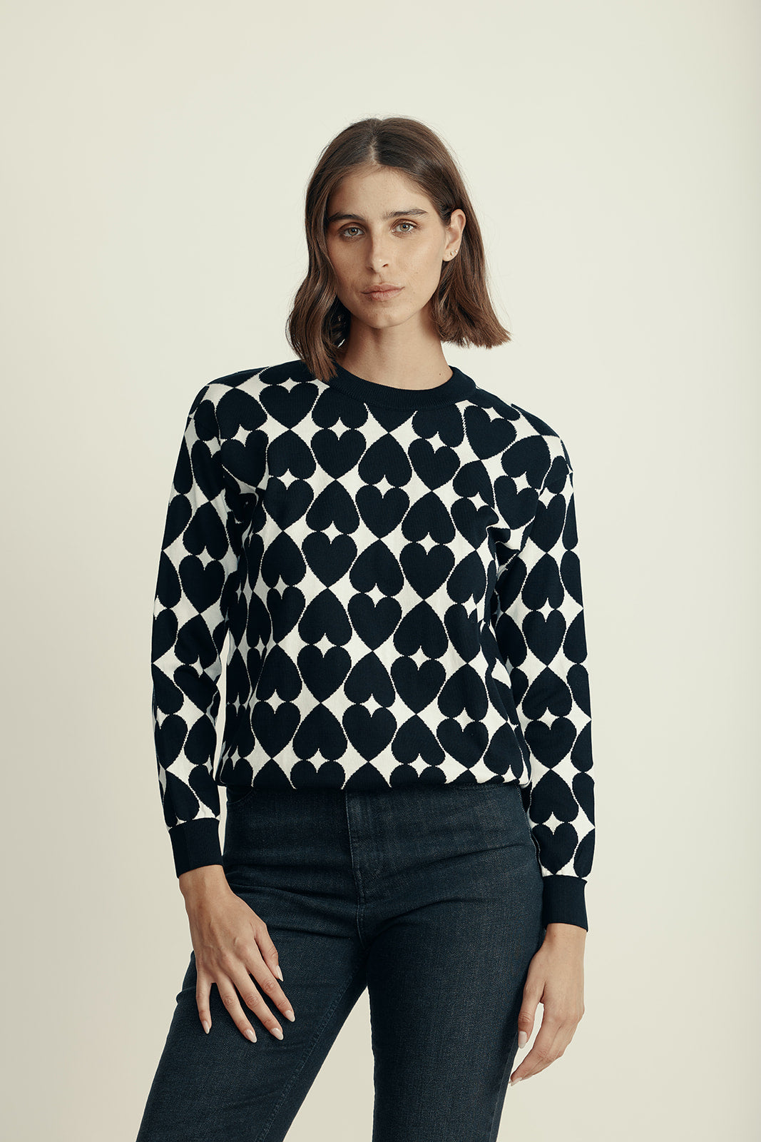 סוודר מקולקציית MOSCHINO Couture עם הדפס לבבותהרכב: 100% כותנההדוגמנית בגובה 1.80 ולובשת מידה 38 איטלקית