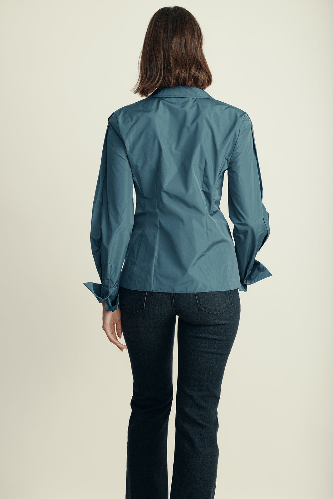  חולצה מכופתרת אלגנטית דאבל ברסטהרכב: 79% פוליאסטר, 21% משיהדוגמנית בגובה 1.80 ולובשת מידה 42 איטלקית