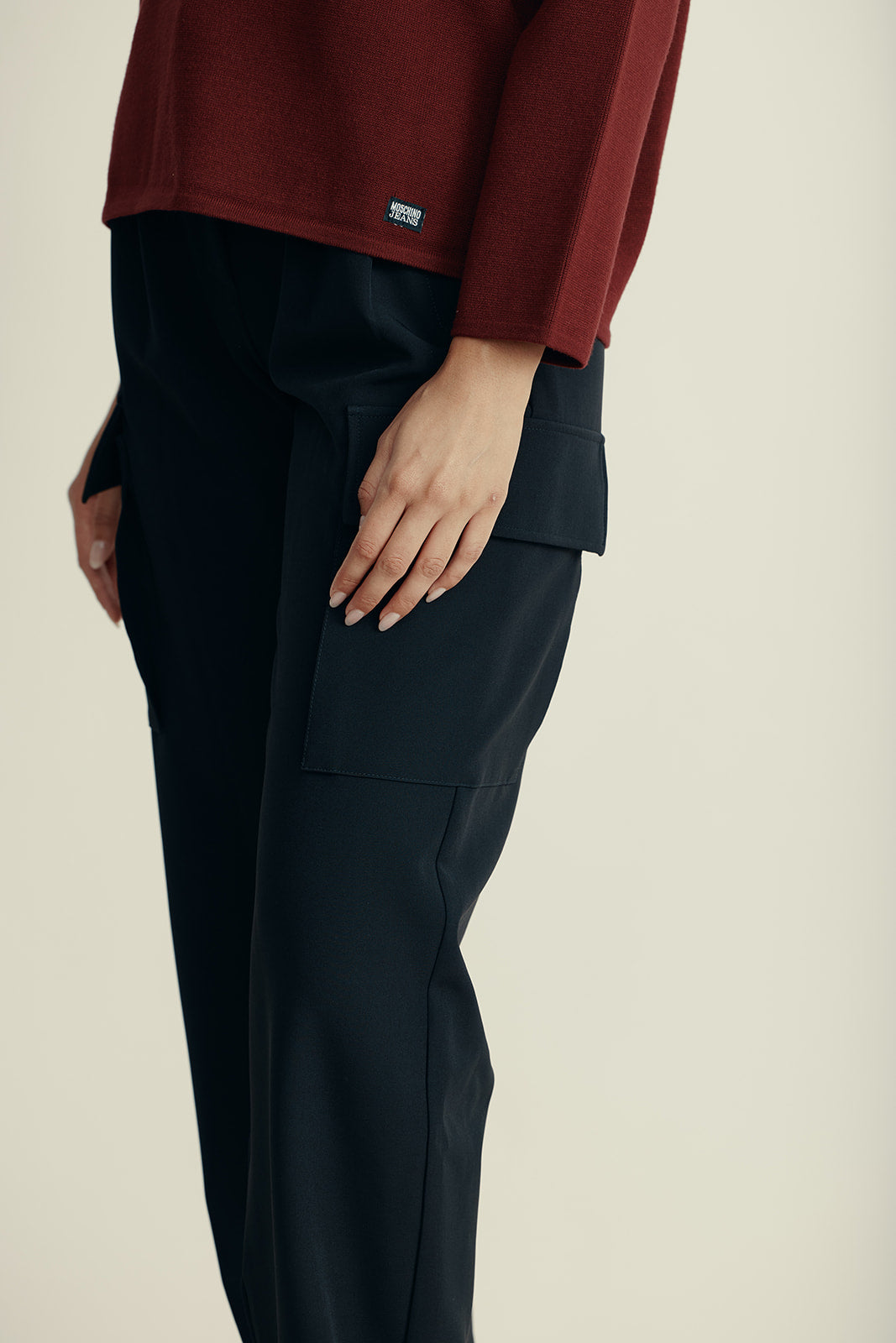 מכנסיים בגזרה ישרה עם כיס צדדיהרכב: 80% פוליאסטר, 1% אלסטן; בד משני: 52% ויסקוזה, 48% אצטטהדוגמנית בגובה 1.80 ולובשת מידה 42 איטלקית