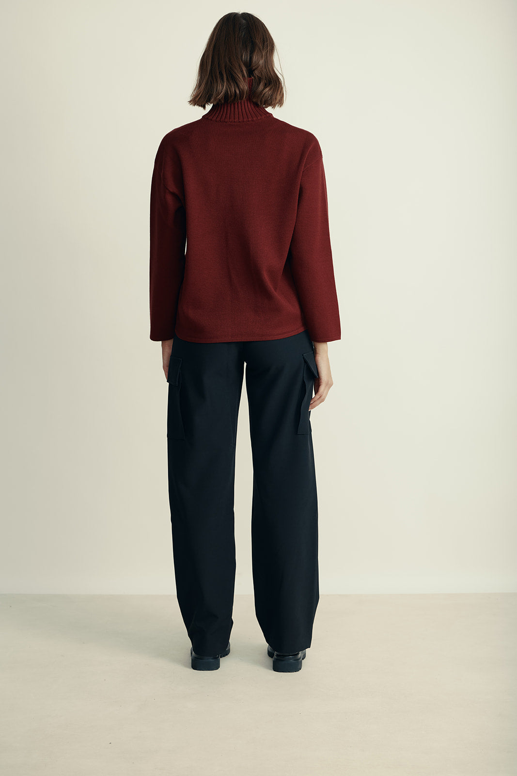 מכנסיים בגזרה ישרה עם כיס צדדיהרכב: 80% פוליאסטר, 1% אלסטן; בד משני: 52% ויסקוזה, 48% אצטטהדוגמנית בגובה 1.80 ולובשת מידה 42 איטלקית