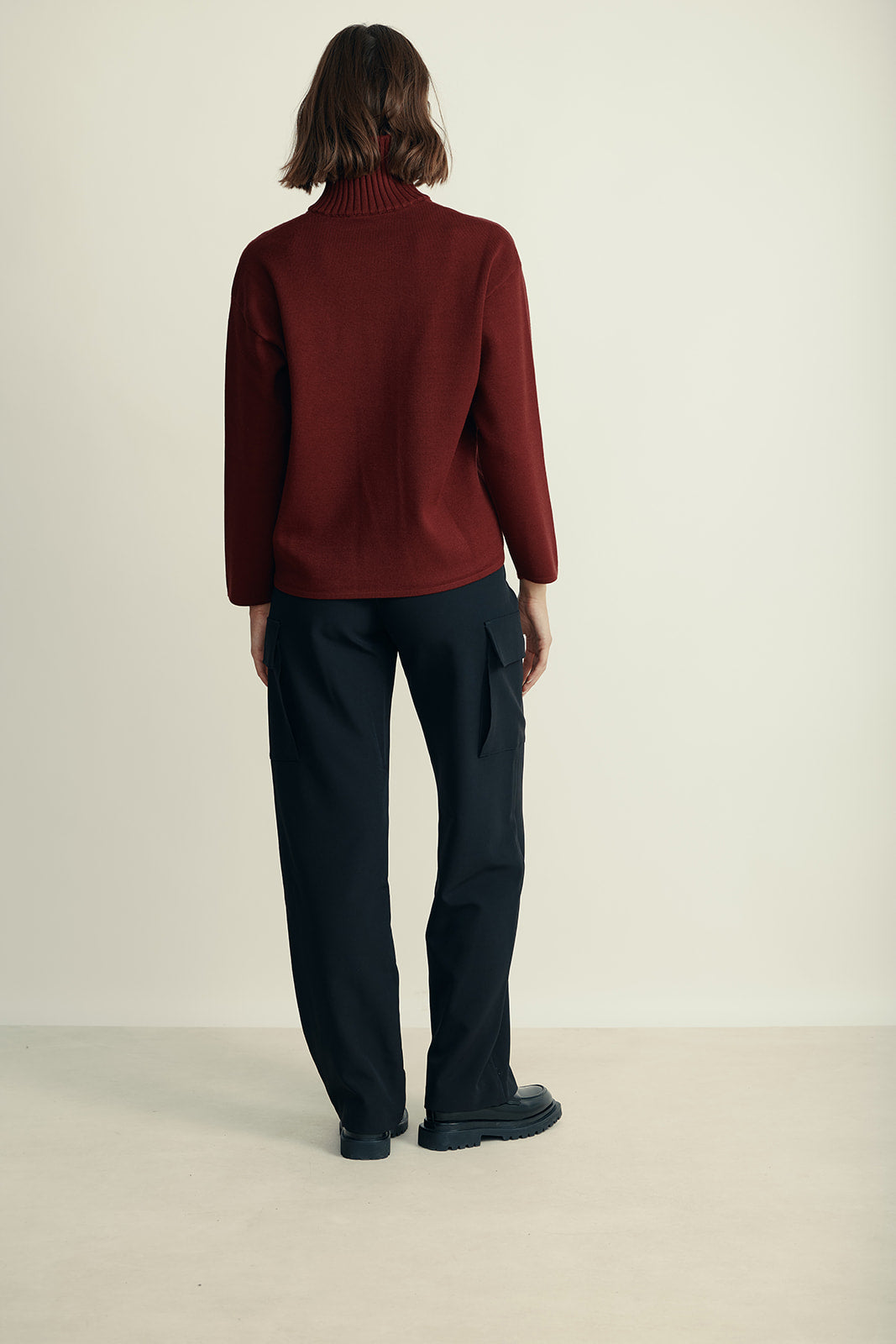 מכנסיים בגזרה ישרה עם כיס צדדיהרכב: 80% פוליאסטר, 1% אלסטן; בד משני: 52% ויסקוזה, 48% אצטטהדוגמנית בגובה 1.80 ולובשת מידה 42 איטלקית