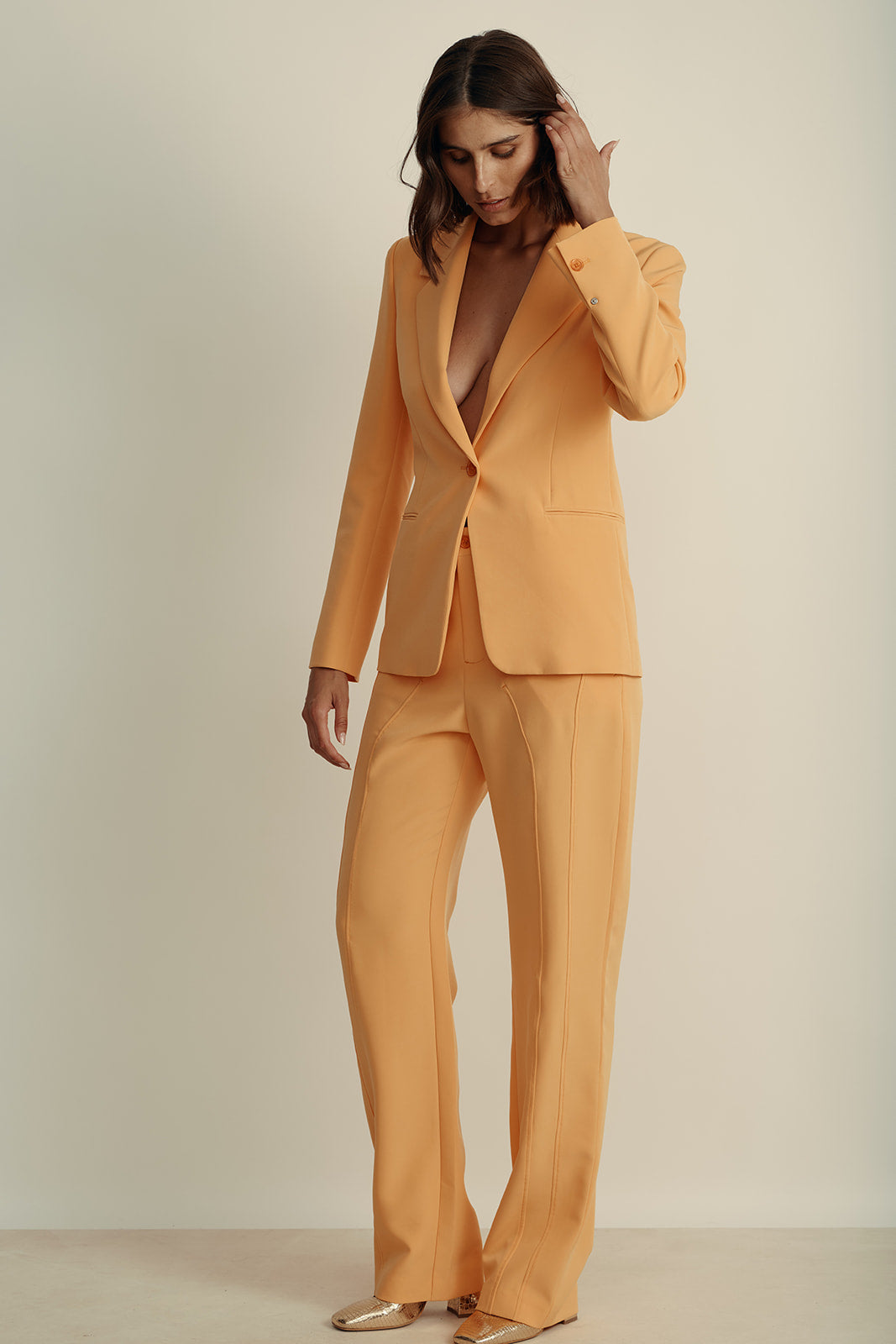 מכנסיים מחוייטים מקולקציית MOSCHINO Jeans עם תפירה מיוחדת בחלק הקידמיהרכב: 88% פוליאסטר, 12% אלסטןהדוגמנית בגובה 1.80 ולובשת מידה 44 איטלקית