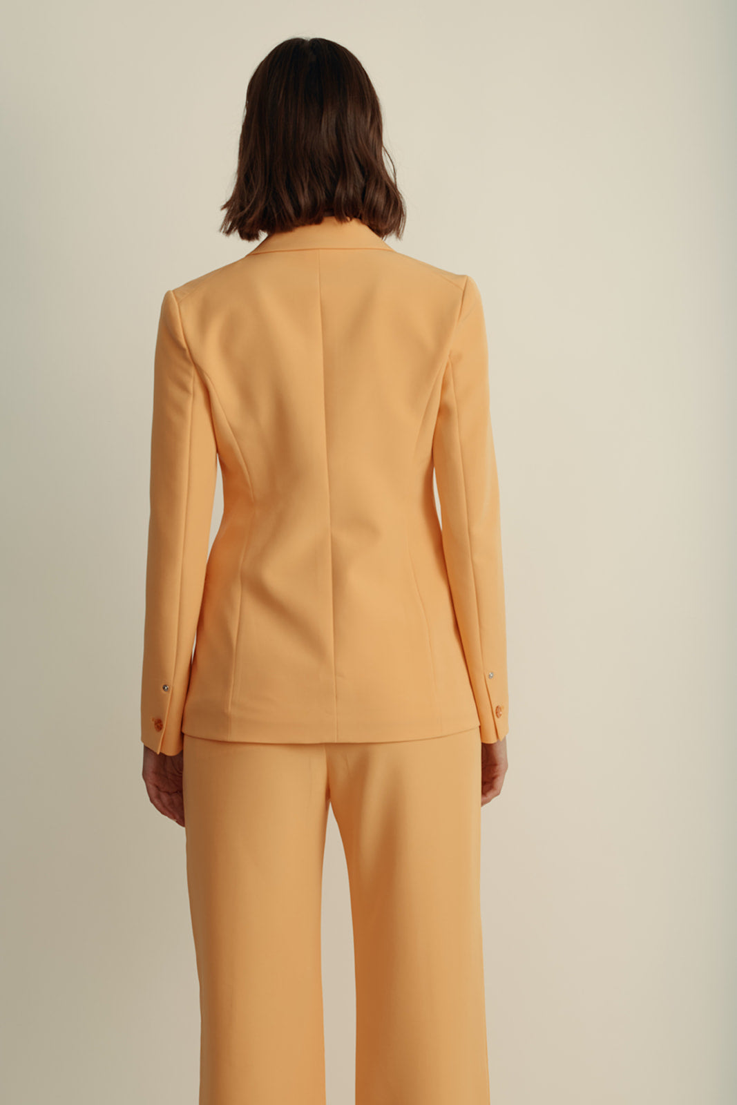 בלייזר מחוייט מקולקציית MOSCHINO Jeans עם כיסים נסתריםהרכב: 88% פוליאסטר, 12% אלסטןהדוגמנית בגובה 1.80 ולובשת מידה 42 איטלקית