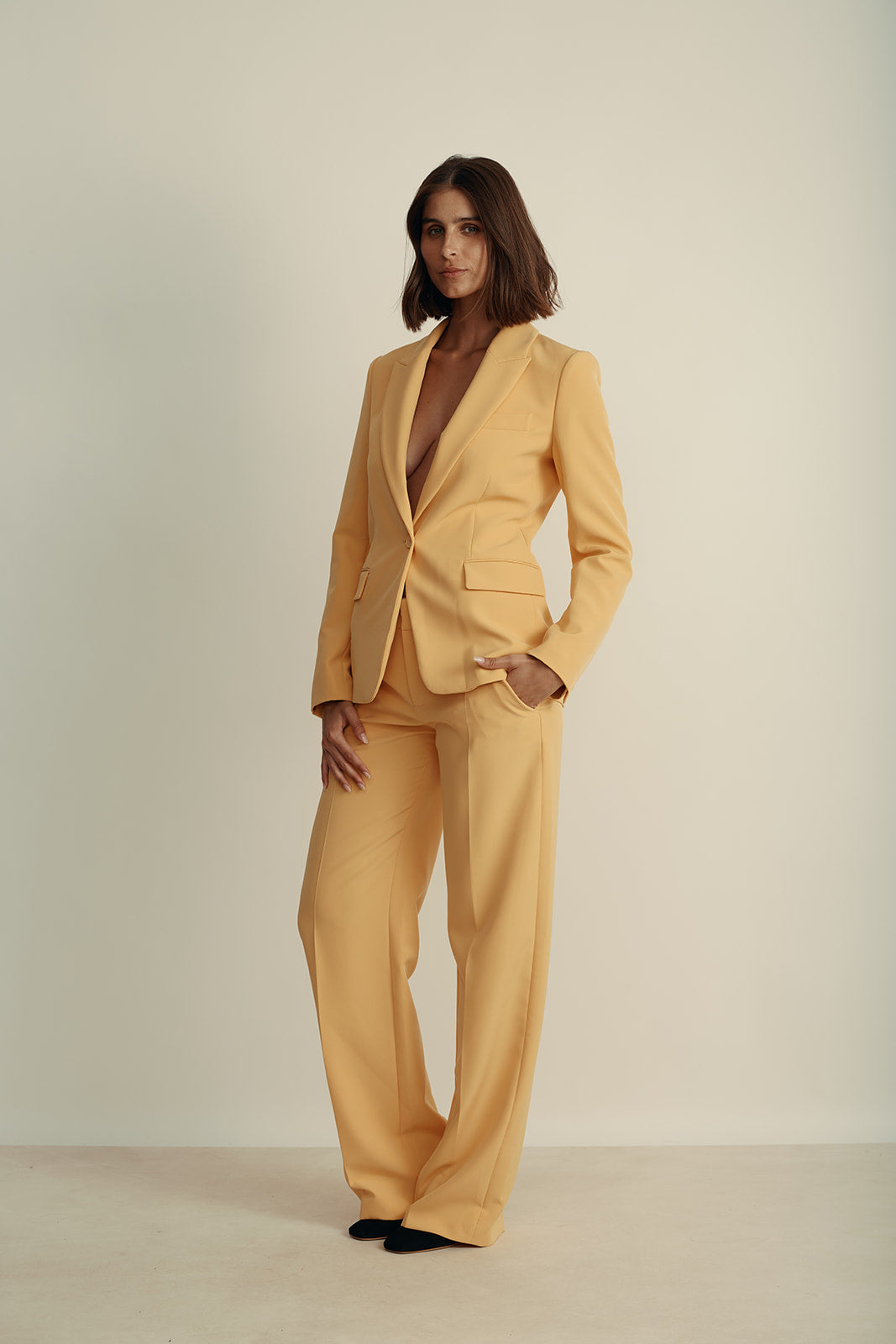 בלייזר מחוייט מקולקציית MOSCHINO Jeans עם כיסים גלוייםהרכב: 88% פוליאסטר, 12% אלסטןהדוגמנית בגובה 1.80 ולובשת מידה 42 איטלקית