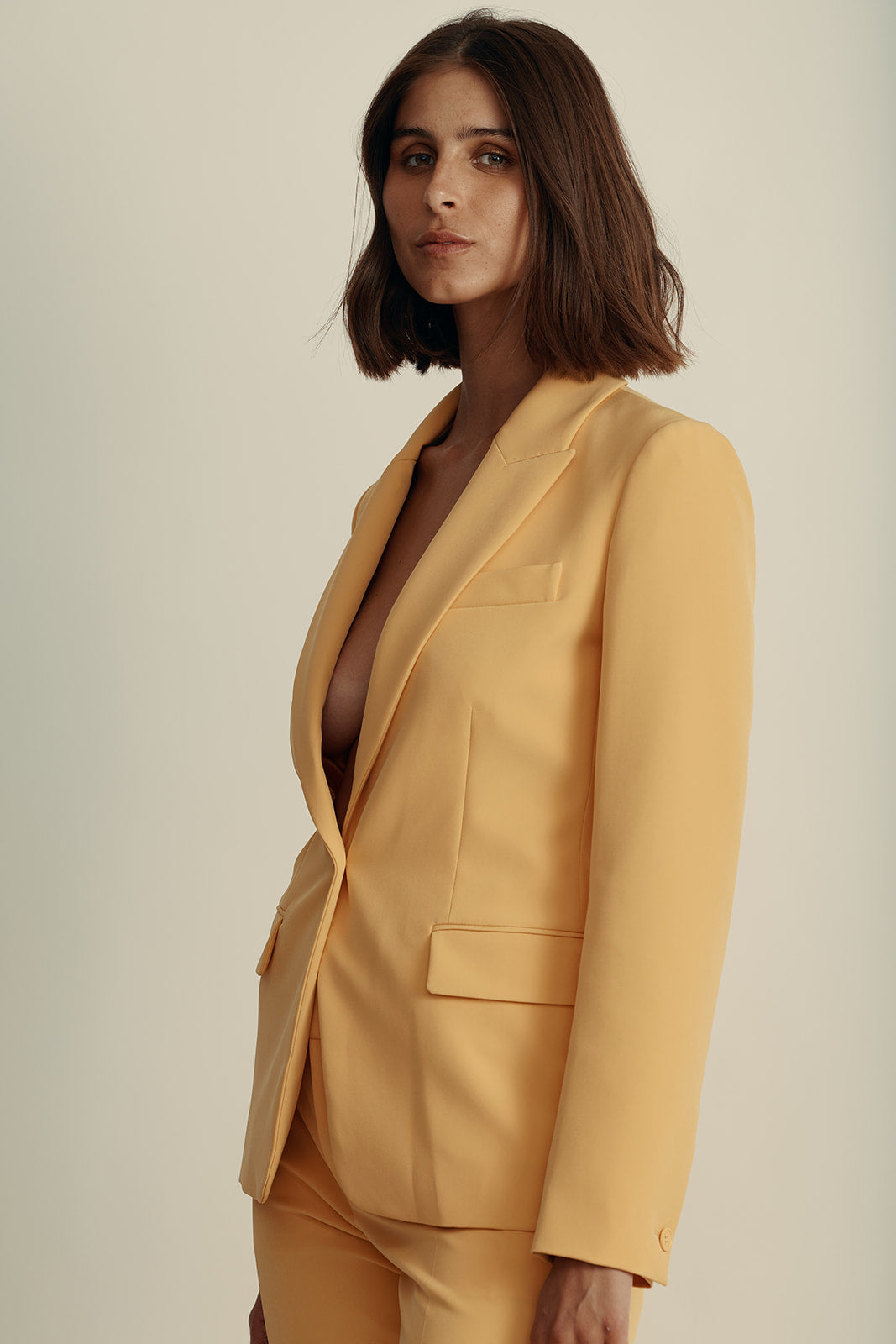 בלייזר מחוייט מקולקציית MOSCHINO Jeans עם כיסים גלוייםהרכב: 88% פוליאסטר, 12% אלסטןהדוגמנית בגובה 1.80 ולובשת מידה 42 איטלקית