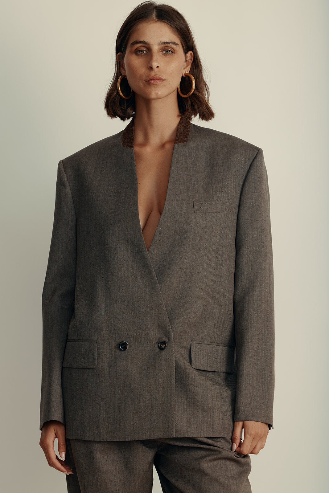 ז'קט אוברסייז במראה מחוייט דאבל ברסט הרכב: 100% צמר; בטנה: 60% אצטט, 40% ויסקוזההדוגמנית בגובה 1.80 ולובשת מידה 40 איטלקית