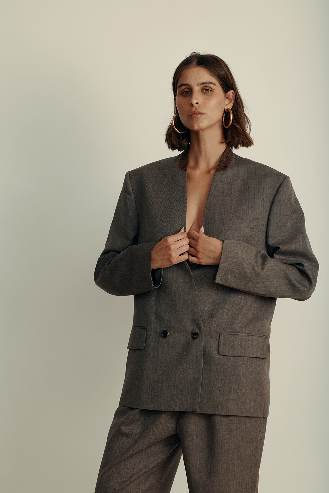 ז'קט אוברסייז במראה מחוייט דאבל ברסט הרכב: 100% צמר; בטנה: 60% אצטט, 40% ויסקוזההדוגמנית בגובה 1.80 ולובשת מידה 40 איטלקית