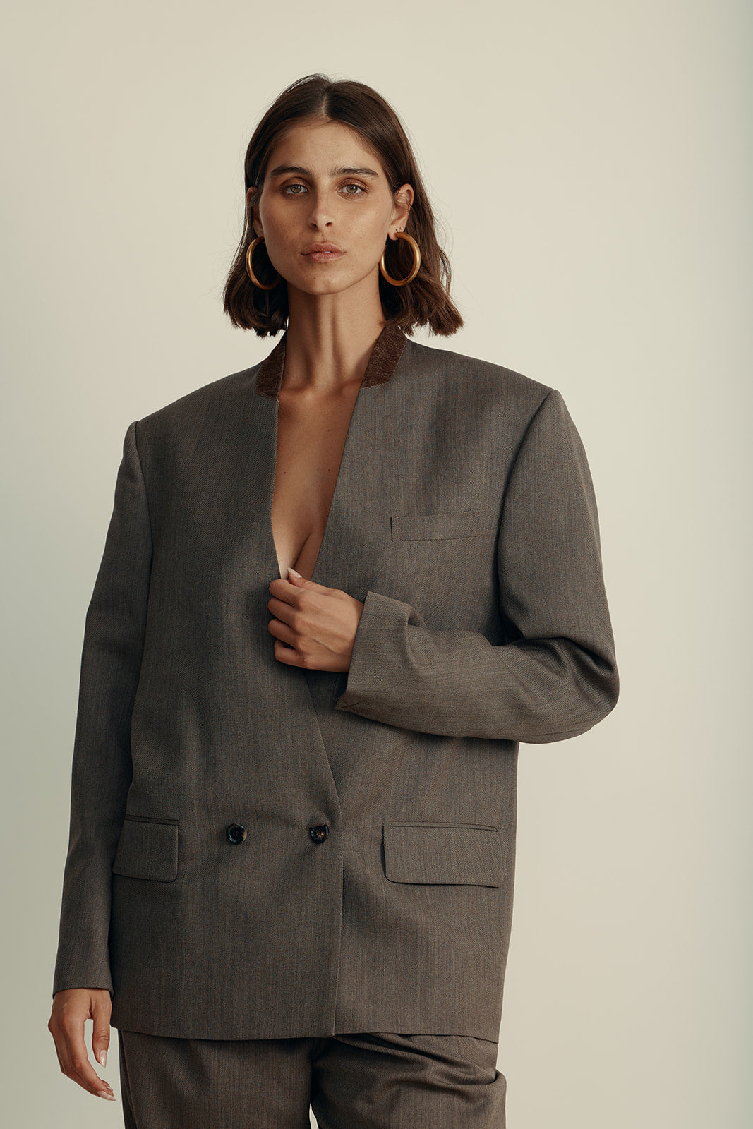 ז'קט אוברסייז במראה מחוייט דאבל ברסט הרכב: 100% צמר; בטנה: 60% אצטט, 40% ויסקוזההדוגמנית בגובה 1.80 ולובשת מידה 40 איטלקית