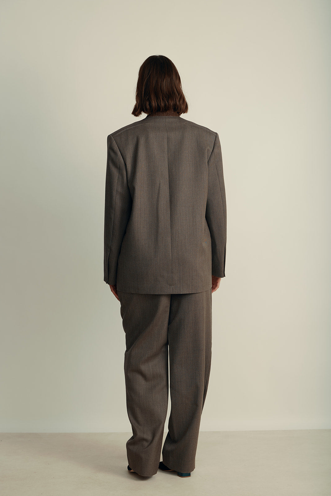 ז'קט אוברסייז במראה מחוייט דאבל ברסט הרכב: 100% צמר; בטנה: 60% אצטט, 40% ויסקוזההדוגמנית בגובה 1.80 ולובשת מידה 40 איטלקית