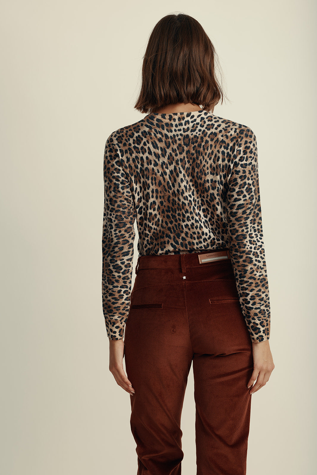 סריג צמר עם הדפס מנומרהרכב: 100% צמר וירג'יןהדוגמנית בגובה 1.80 ולובשת מידה 44 איטלקית