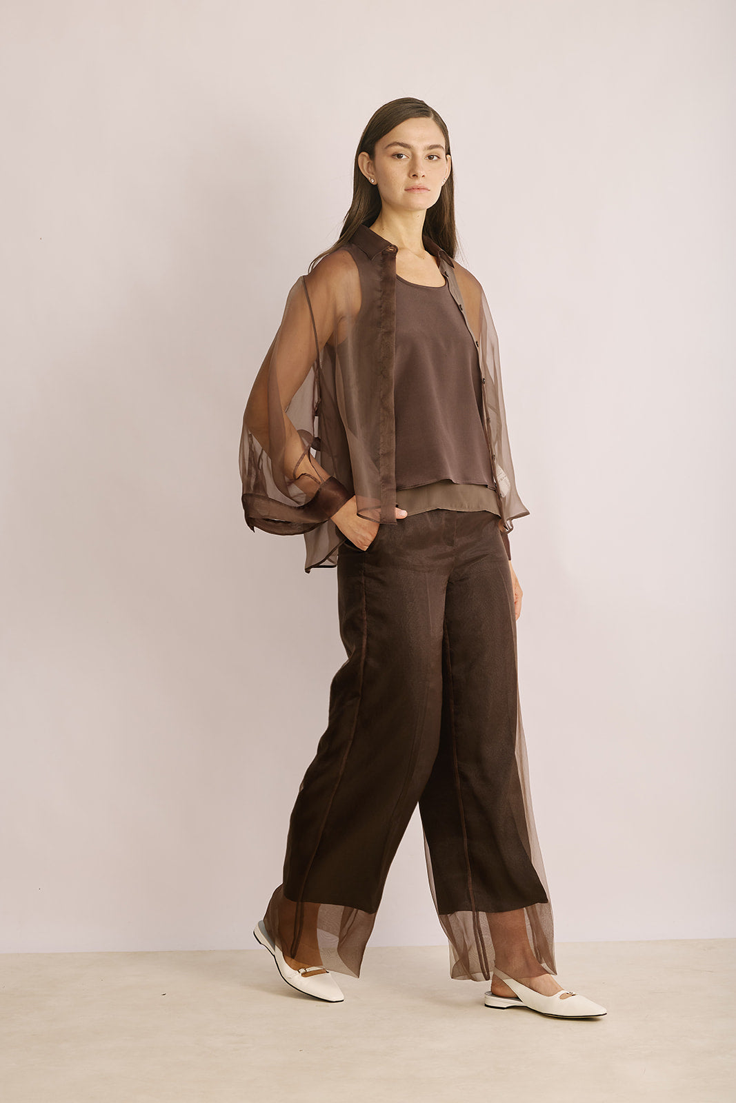 מכנסיים מתרחבים בגזרה גבוהה עם בד כפול שקוף למחצההרכב: 100% פוליאסטרהדוגמנית בגובה 1.80 ולובשת מידה 42 של PESERICO