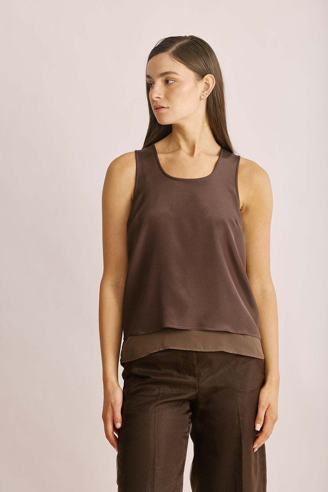 גופייה אלגנטית המורכבת מ-2 שכבות, צווארון במפתח עגולהרכב: 91% משי, 9% אלסטןהדוגמנית בגובה 1.80 ולובשת מידה 42 של PESERICO