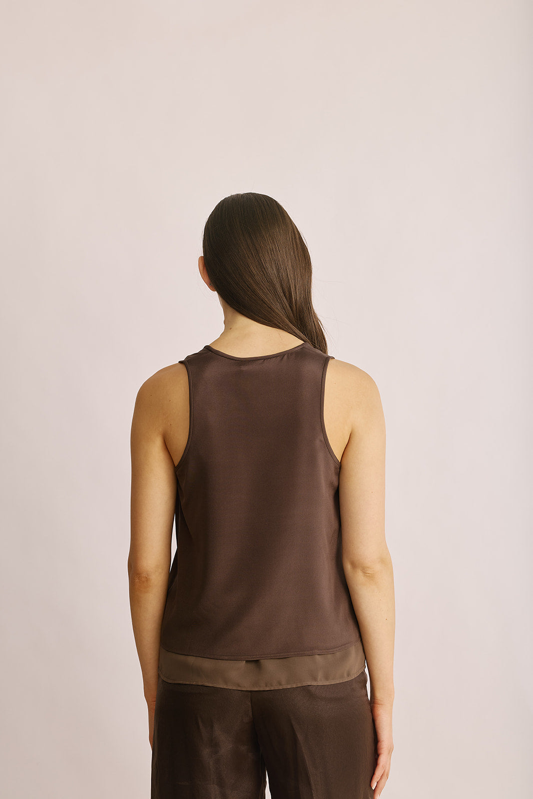 גופייה אלגנטית המורכבת מ-2 שכבות, צווארון במפתח עגולהרכב: 91% משי, 9% אלסטןהדוגמנית בגובה 1.80 ולובשת מידה 42 של PESERICO