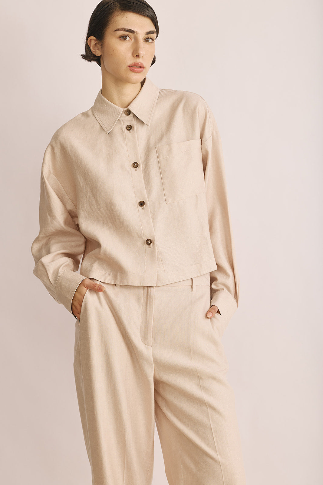 חולצה מכופתרת בגזרת קרופ עם כיס קידמיהרכב: 53% פשתן, 47% משיהדוגמנית בגובה 1.78 ולובשת מידה 42 של LORENA ANTONIAZZI