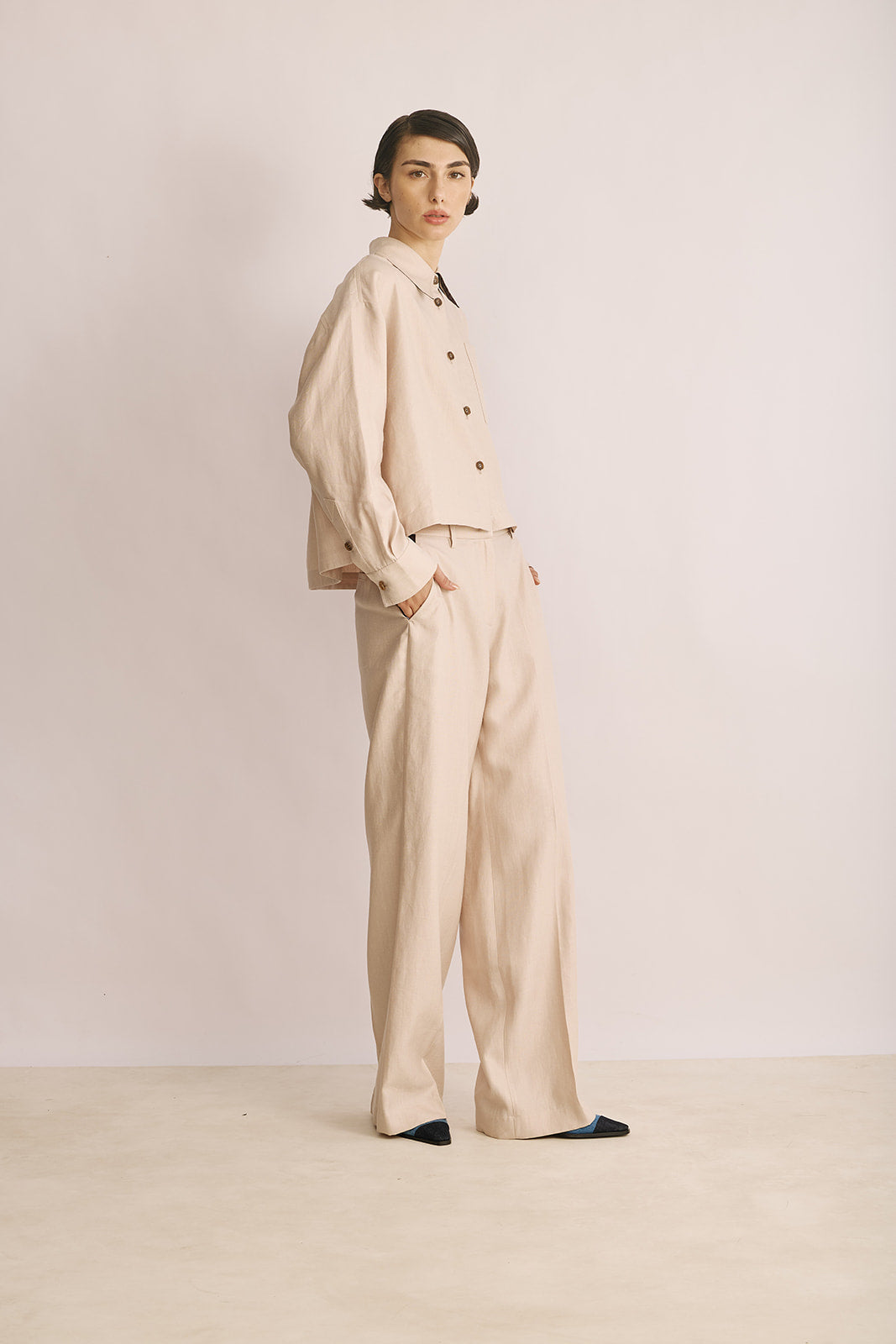 מכנסיים מחוייטים בגזרה מתרחבתהרכב: 53% פשתן, 47% משיהדוגמנית בגובה 1.78 ולובשת מידה 42 של LORENA ANTONIAZZI