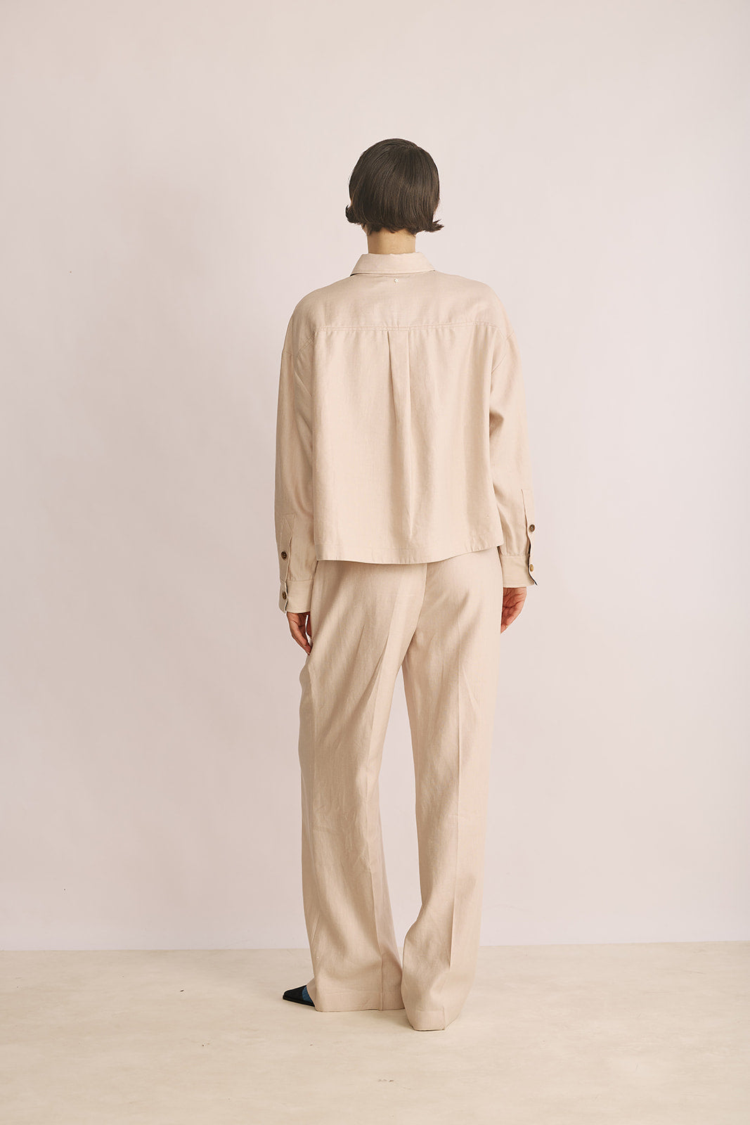 מכנסיים מחוייטים בגזרה מתרחבתהרכב: 53% פשתן, 47% משיהדוגמנית בגובה 1.78 ולובשת מידה 42 של LORENA ANTONIAZZI